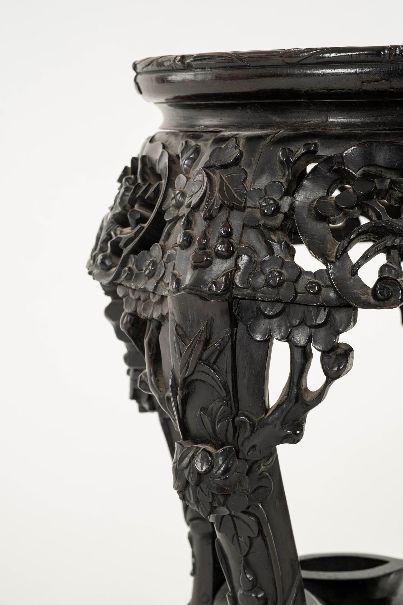 19. Jahrhundert geschnitzt Chinesisch Rosenholz Marmorplatte Beistelltisch (Qing-Dynastie) im Angebot
