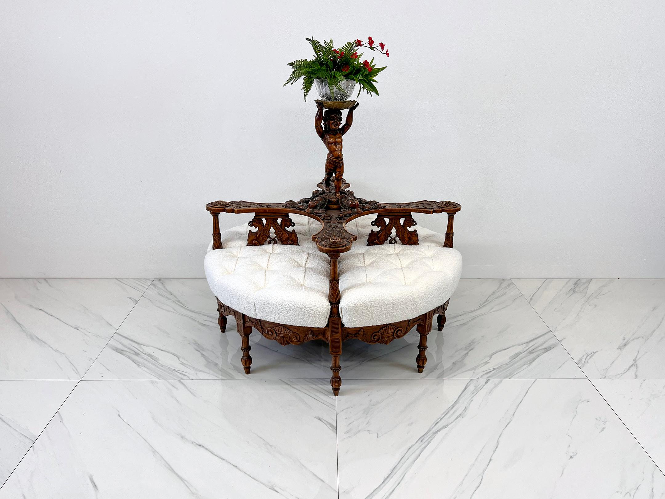 Entra nell'incantevole mondo dell'opulenza con questa splendida poltrona Borne, un mix di eleganza senza tempo e fascino stravagante. Rivestita in pregiato bouclé belga bianco con bottoni, questa meraviglia circolare ti invita a sprofondare nel suo