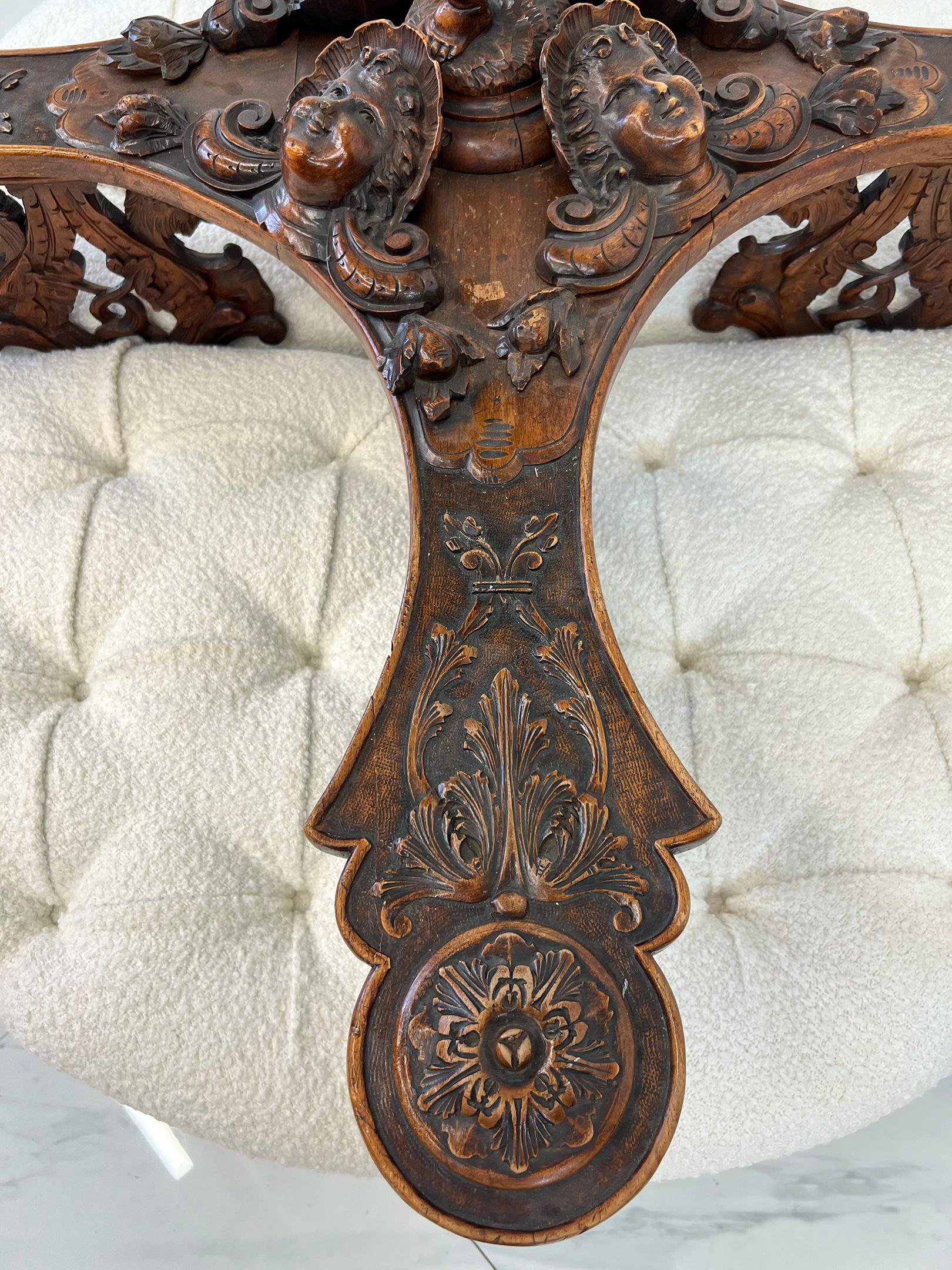 Settee Tête-à-tête da conversazione intagliato del XIX secolo In condizioni discrete in vendita a Culver City, CA
