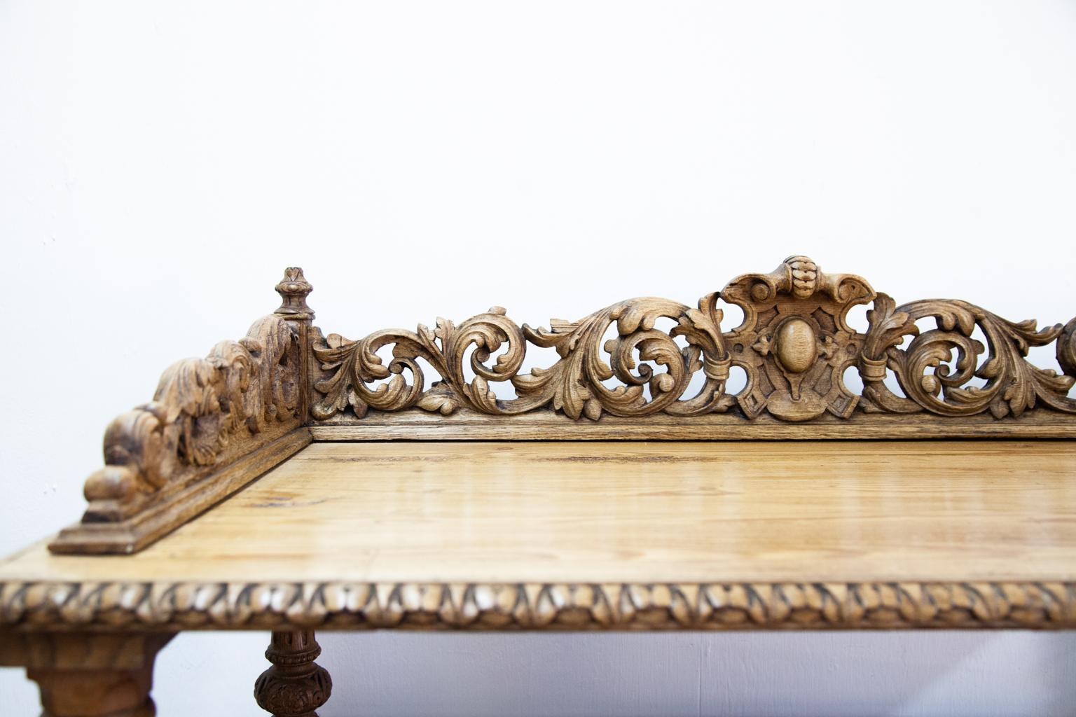 19th century carved English four-tier shelf, made of pine and oak, with reticulated carved gallery, moldings and connecting columns, on brass castors.