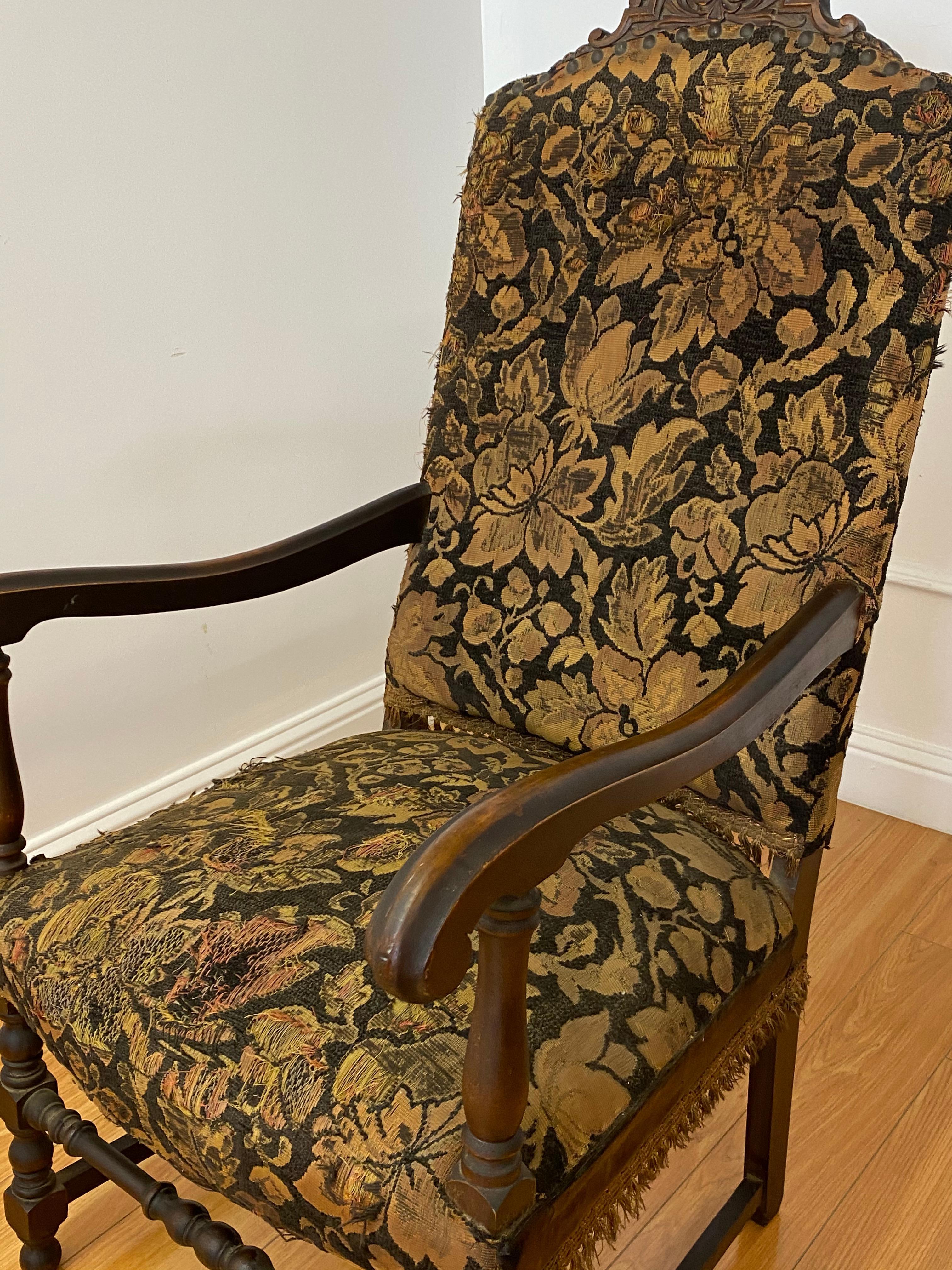 Sedia a bracci in Oak inglese intagliata del XIX secolo da restaurare in vendita 1