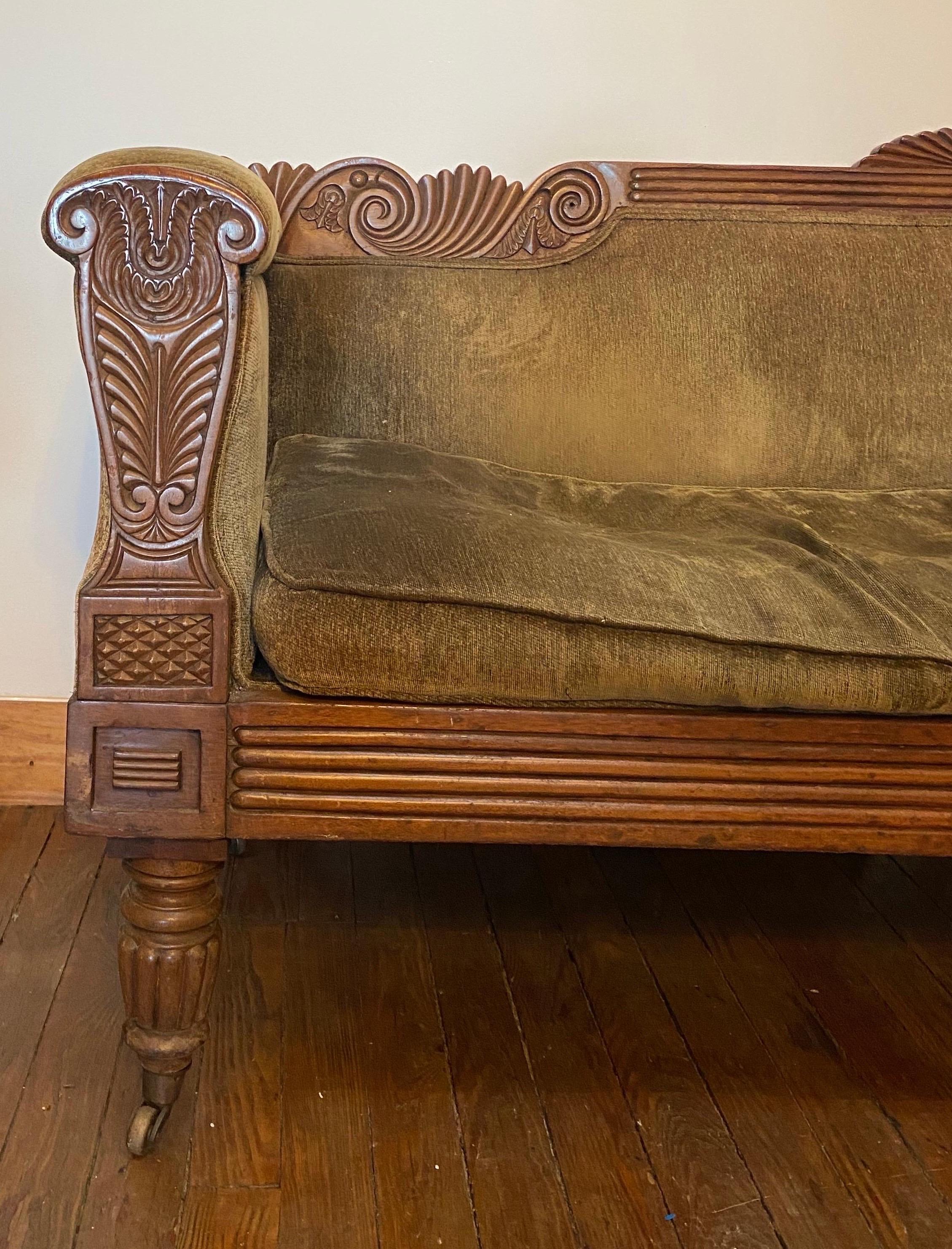 Geschnitztes englisches Regency-Sofa aus dem 19. Jahrhundert (Englisch) im Angebot