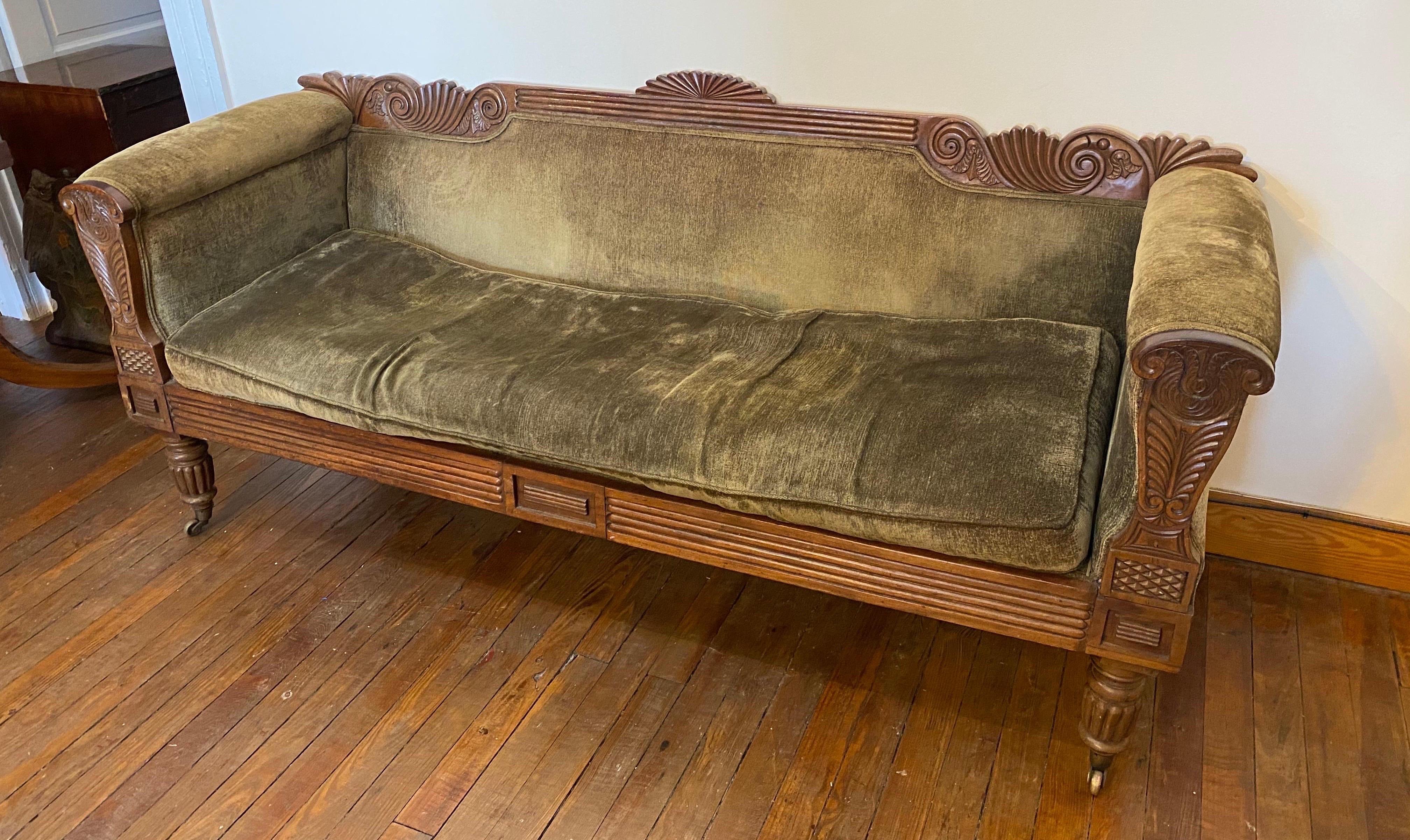 Geschnitztes englisches Regency-Sofa aus dem 19. Jahrhundert im Zustand „Gut“ im Angebot in Charleston, SC