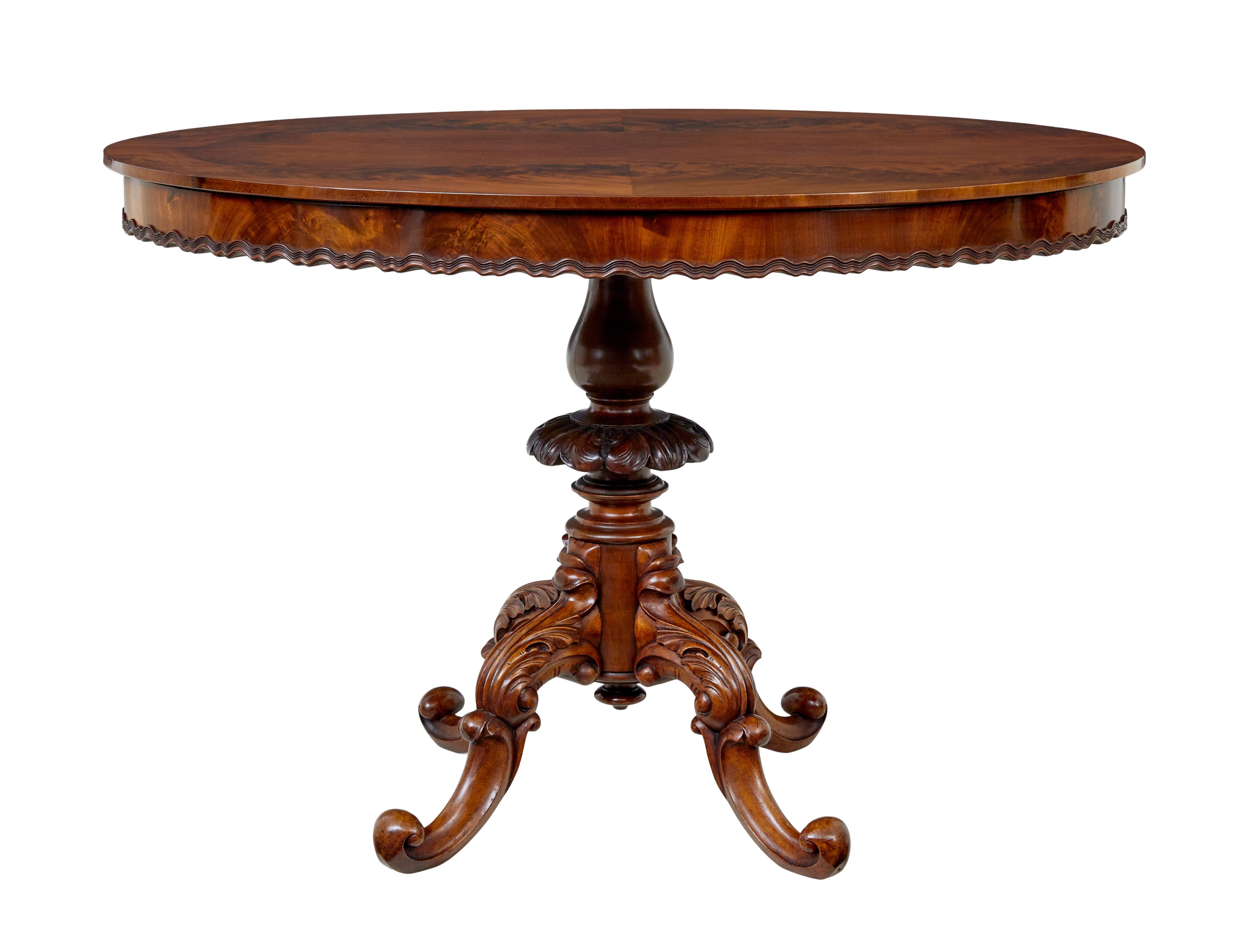 19th Century carved flame mahogany oval center table In Good Condition For Sale In Debenham, Suffolk