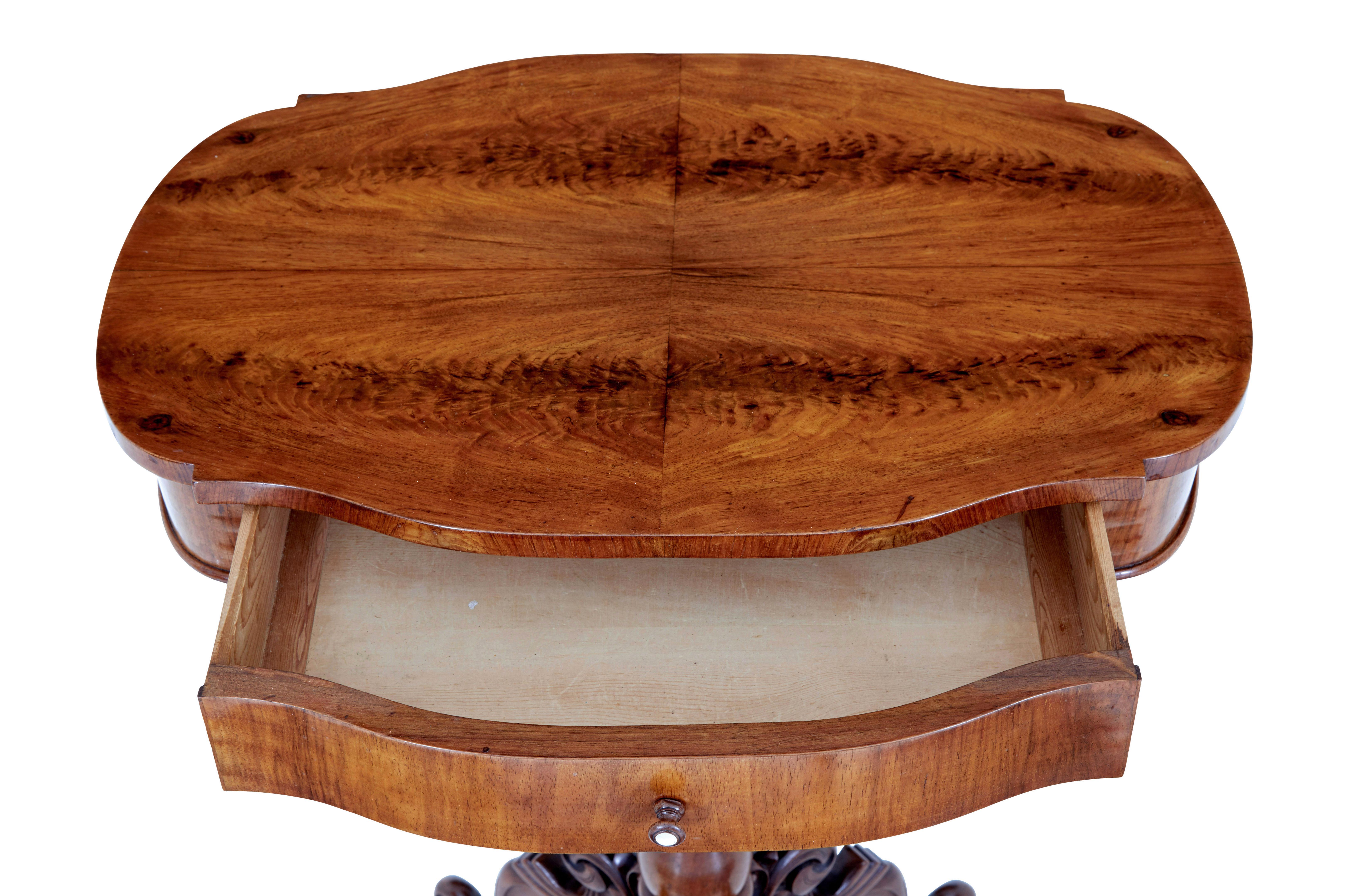 Victorien Table d'appoint en acajou flammé sculpté du 19e siècle en vente