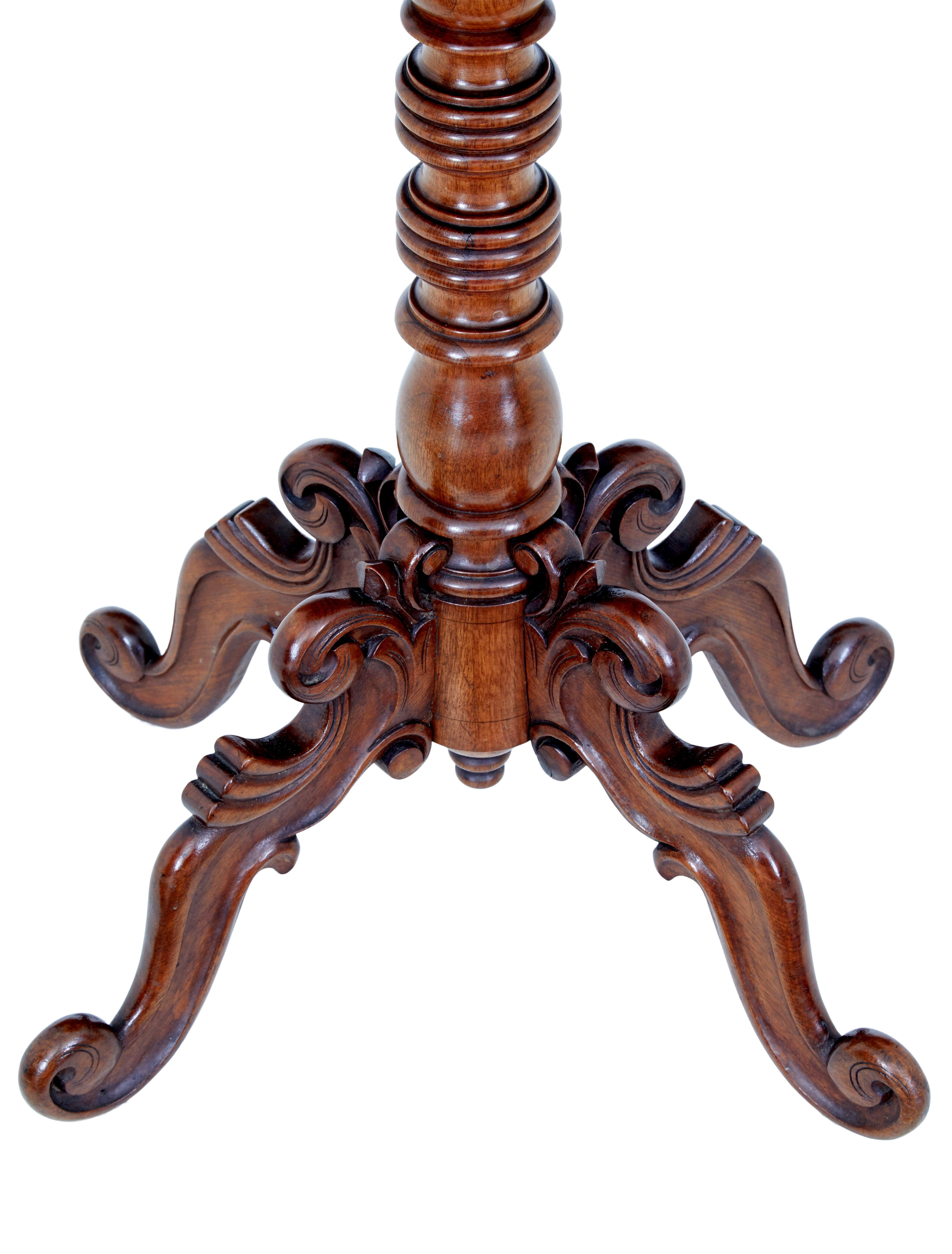Suédois Table d'appoint en acajou flammé sculpté du 19e siècle en vente
