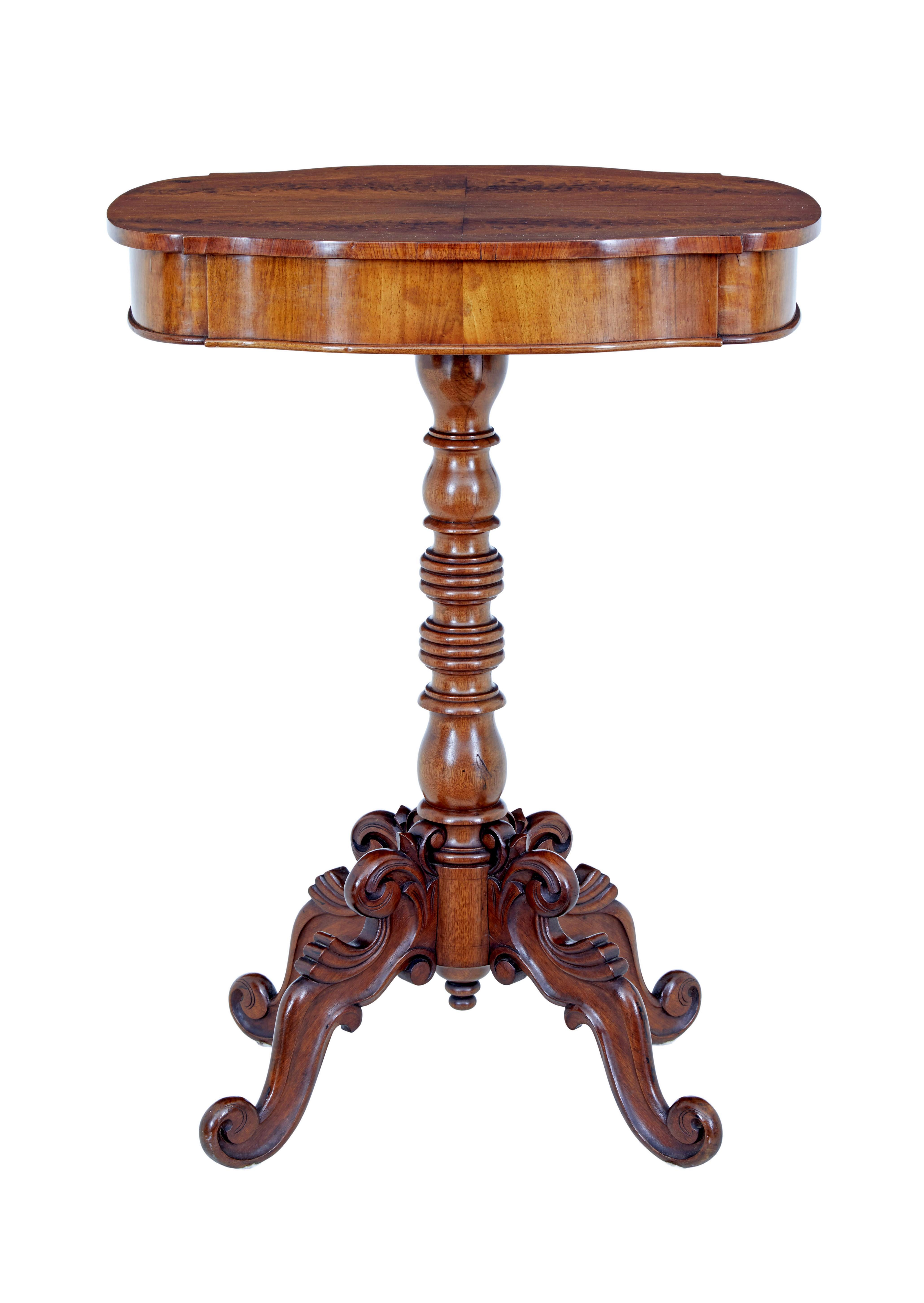 Table d'appoint en acajou flammé sculpté du 19e siècle Bon état - En vente à Debenham, Suffolk
