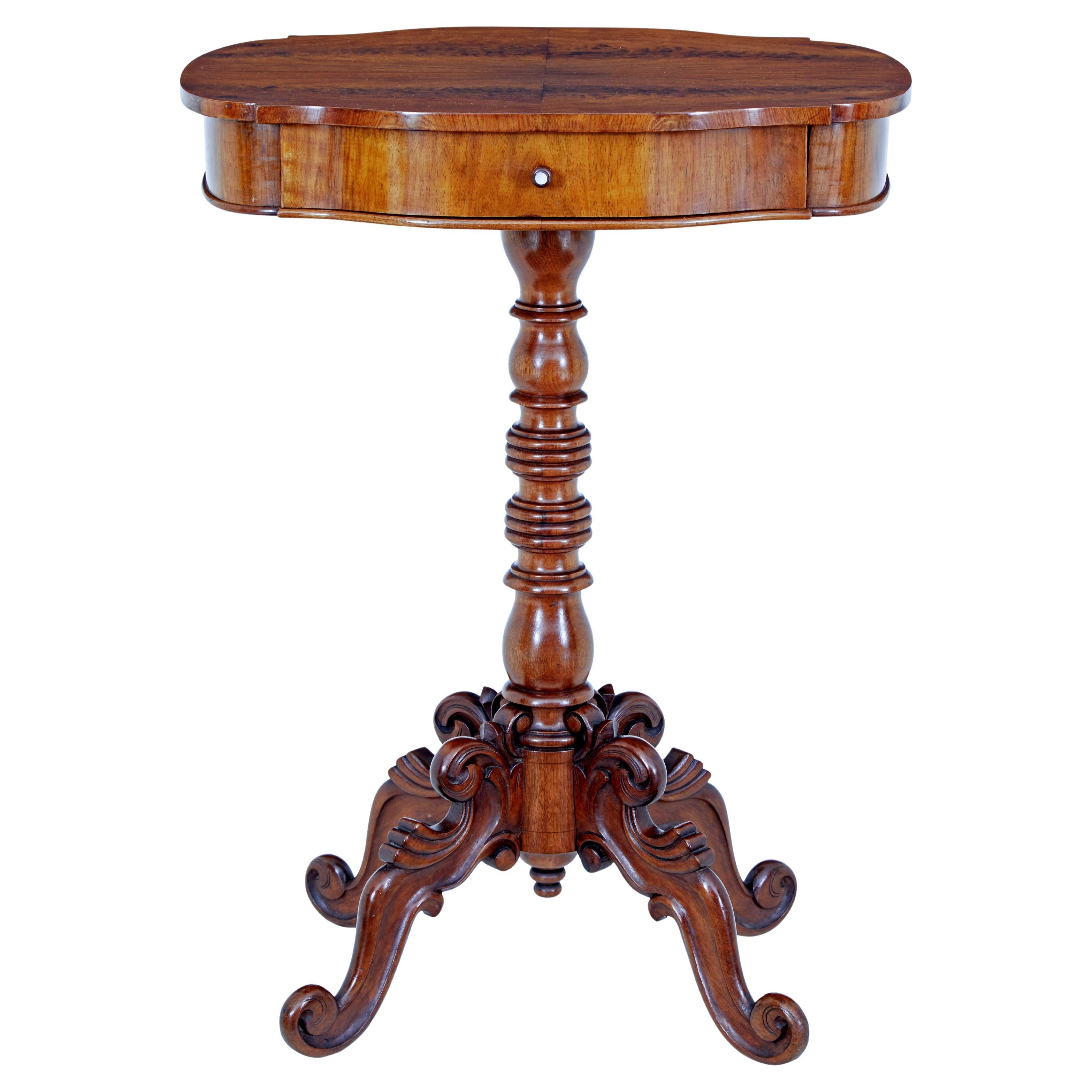Table d'appoint en acajou flammé sculpté du 19e siècle