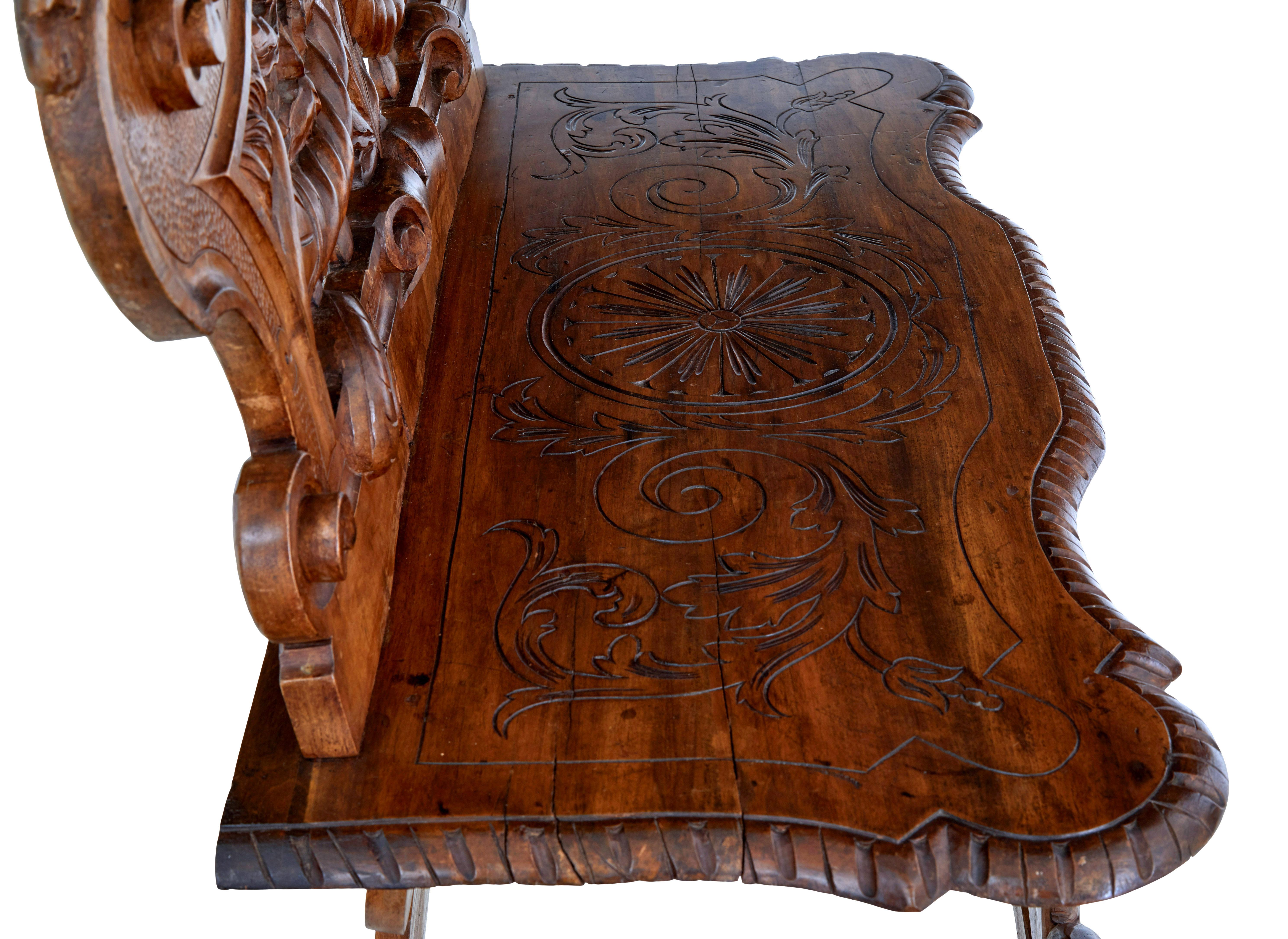 Chaise décorative en noyer Flemish sculpté du 19e siècle en vente 2