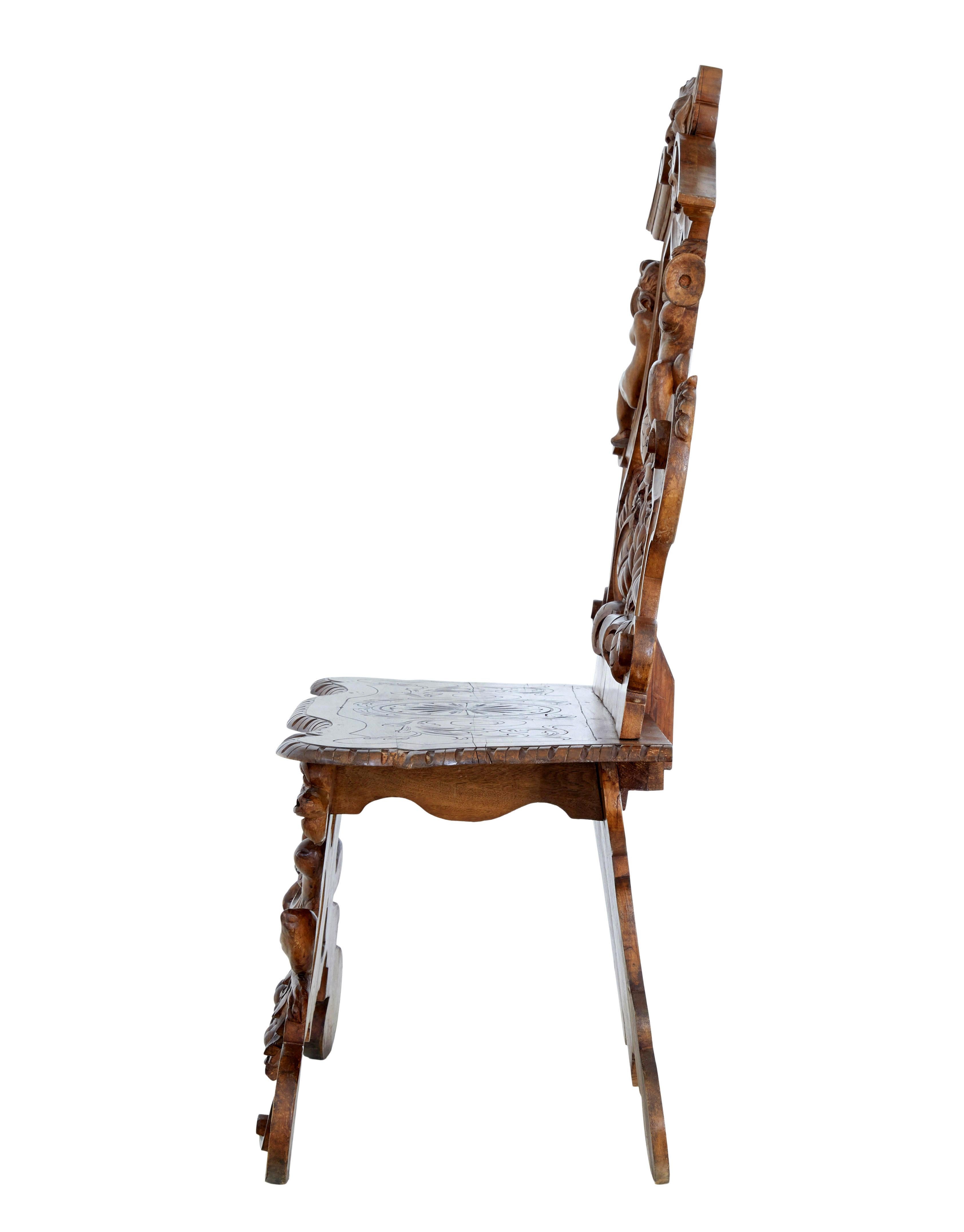 Néo-gothique Chaise décorative en noyer Flemish sculpté du 19e siècle en vente