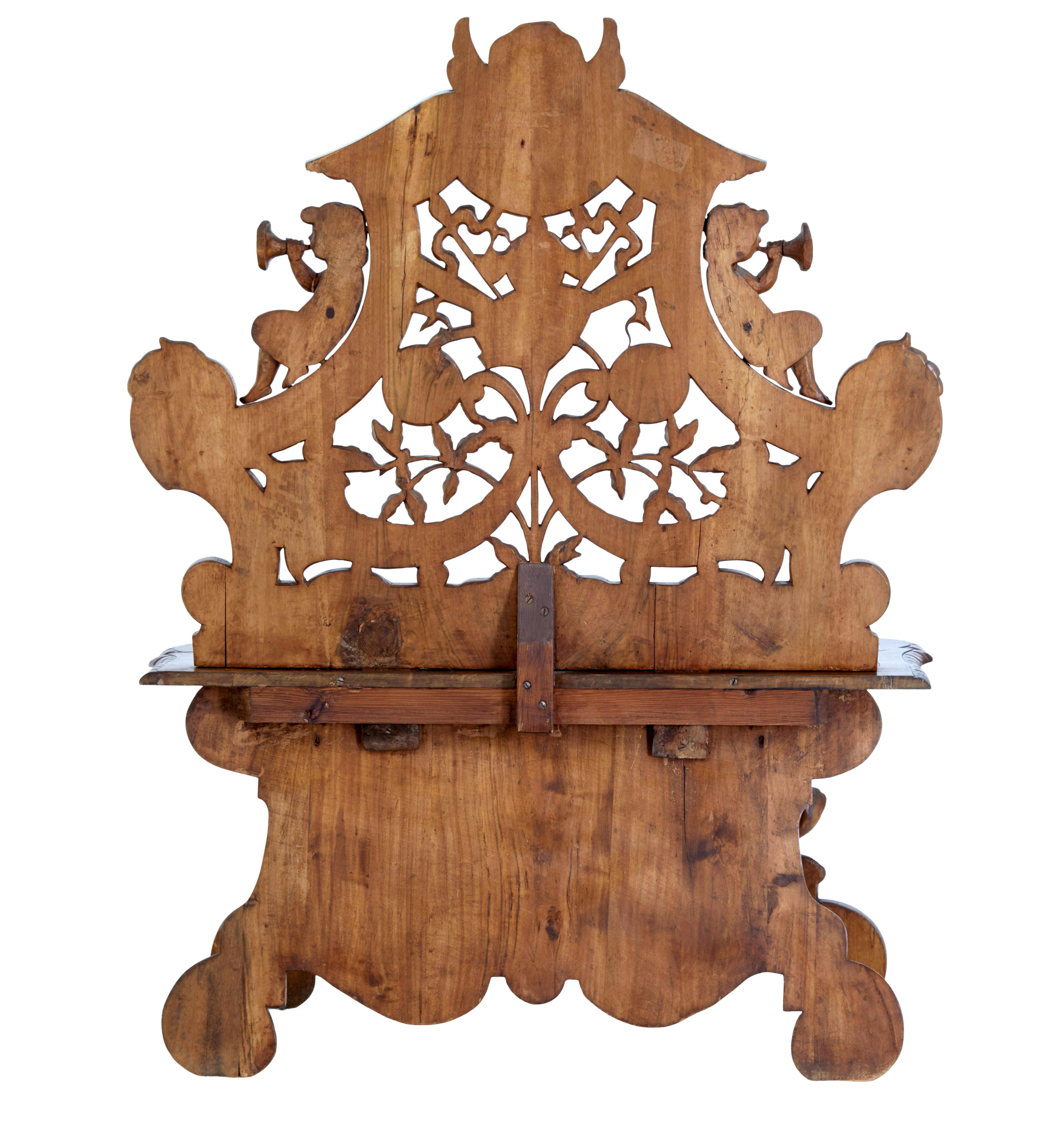 Belge Chaise décorative en noyer Flemish sculpté du 19e siècle en vente