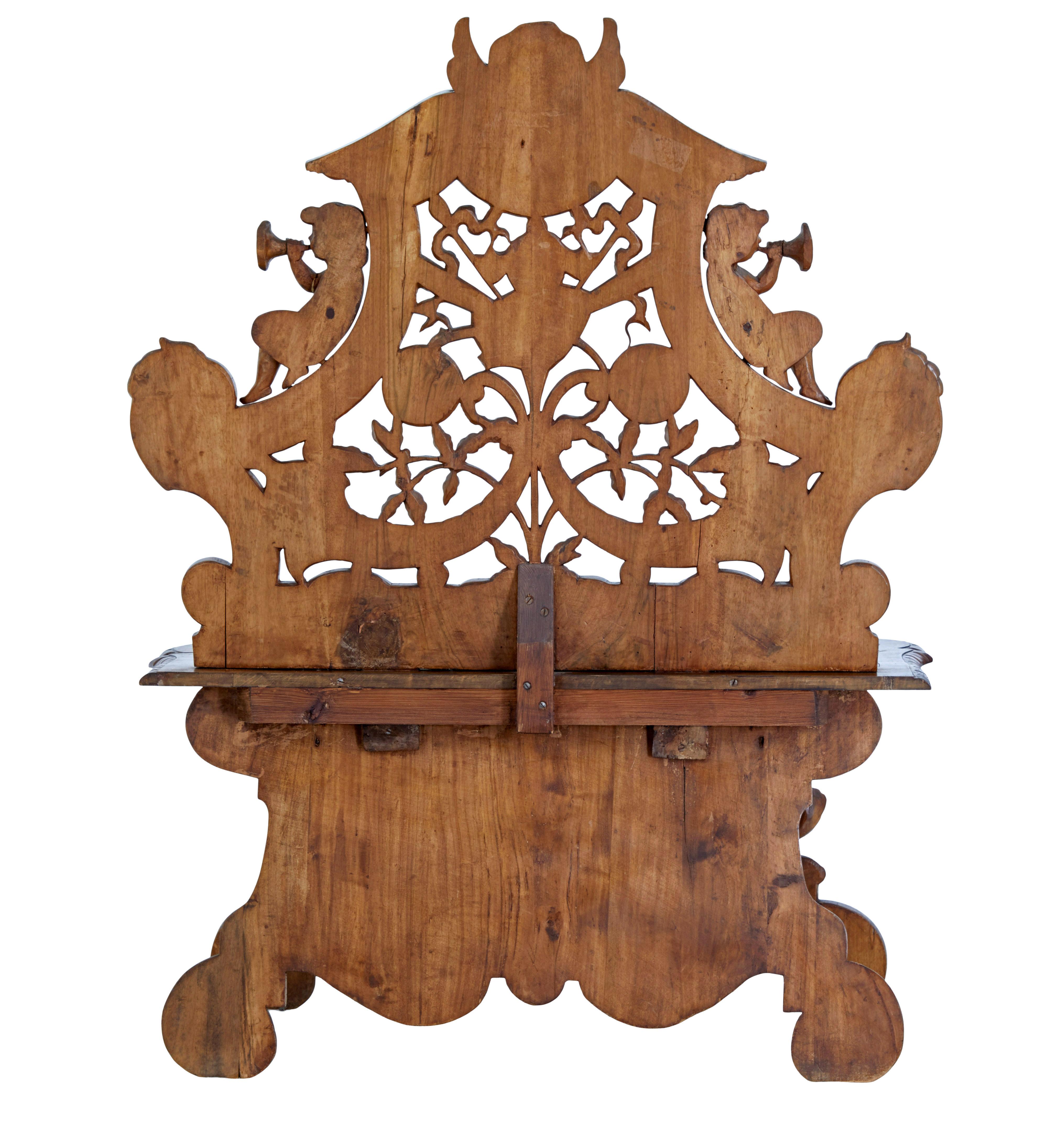 Silla decorativa de nogal flamenco tallado del siglo XIX Belga en venta