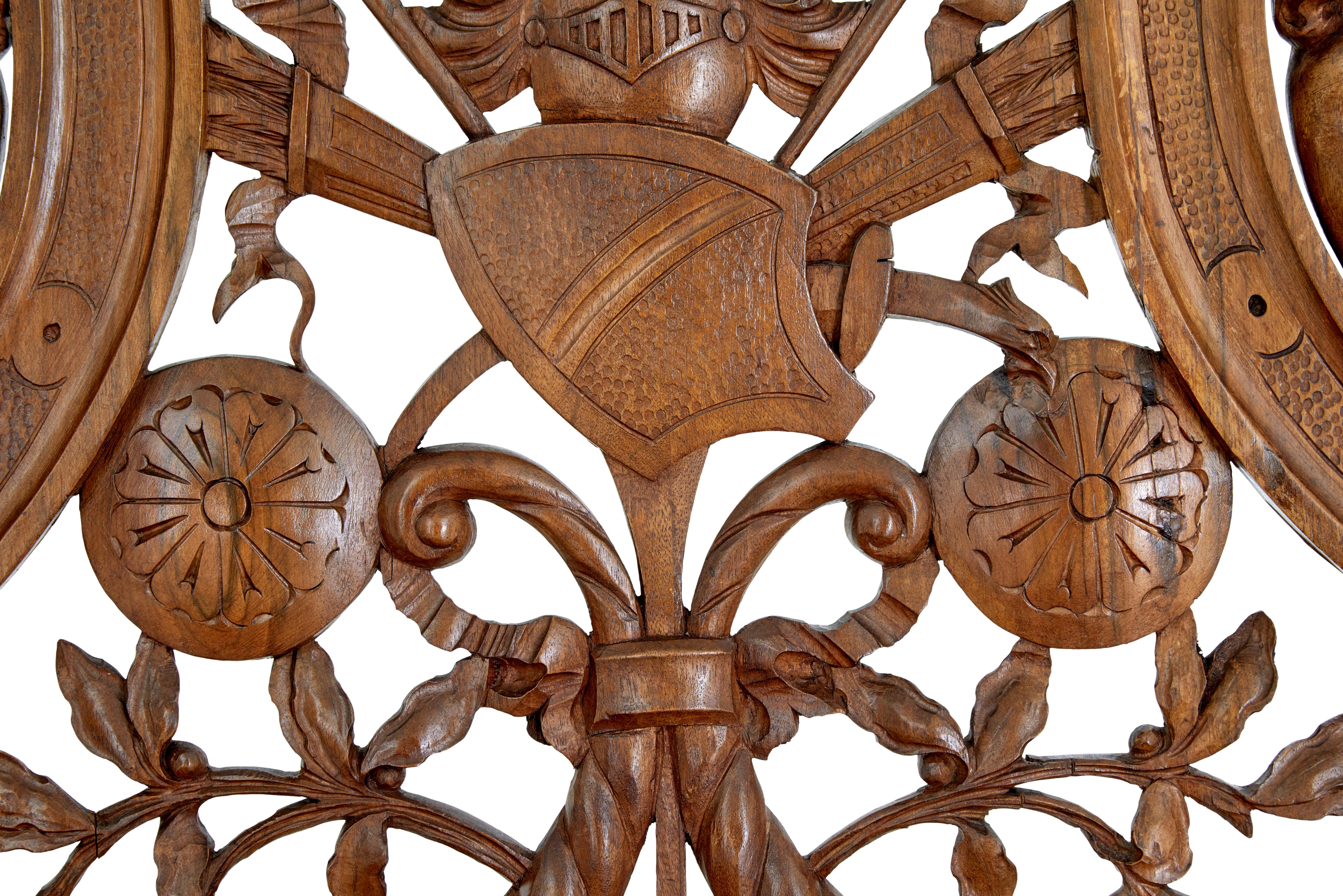 Silla decorativa de nogal flamenco tallado del siglo XIX Nogal en venta