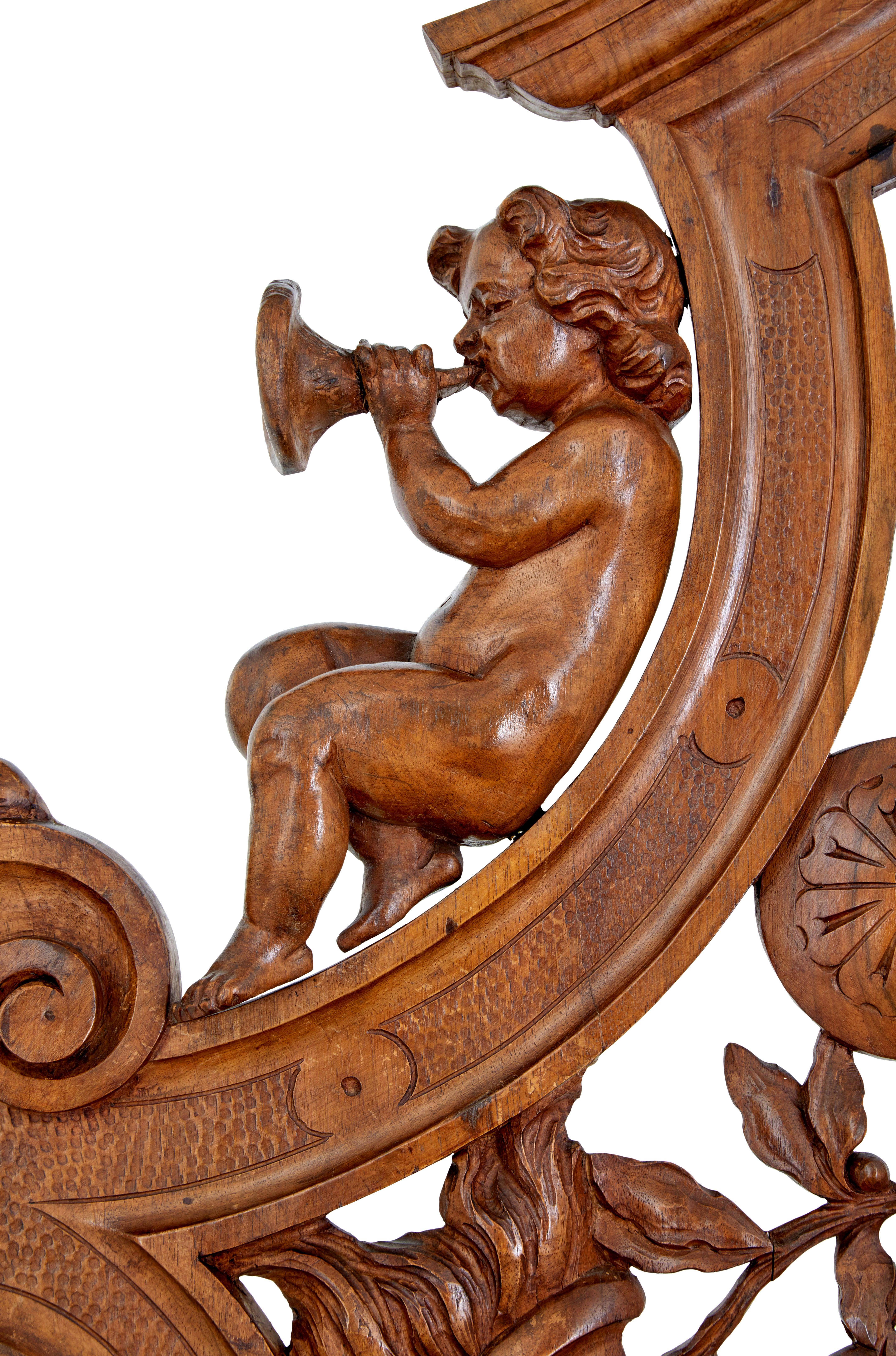 Noyer Chaise décorative en noyer Flemish sculpté du 19e siècle en vente