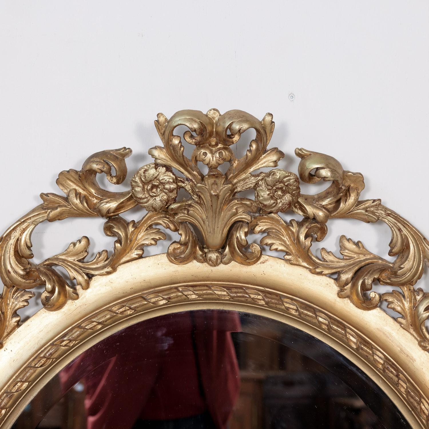 Français Miroir ovale en bois doré sculpté de style Louis XVI français du 19ème siècle en vente