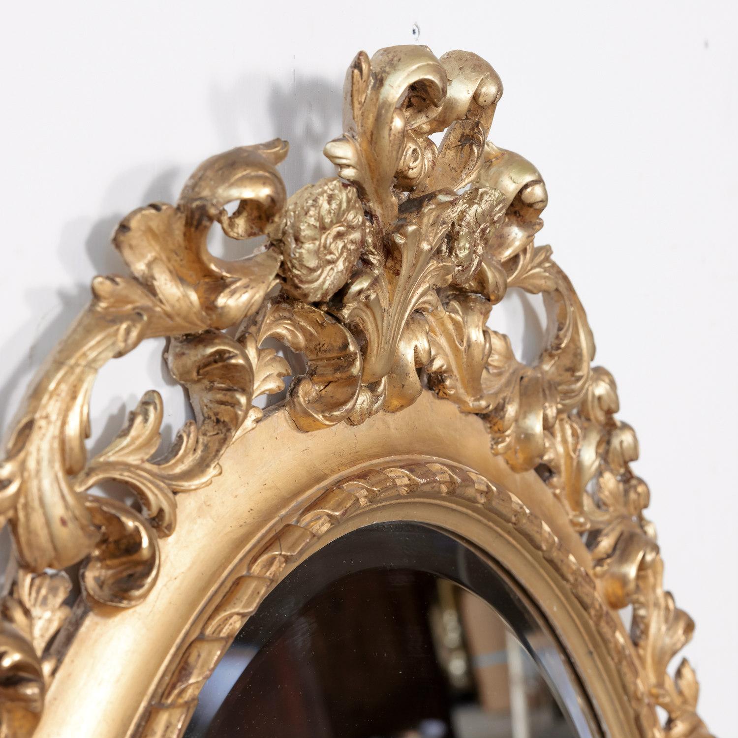 Fin du XIXe siècle Miroir ovale en bois doré sculpté de style Louis XVI français du 19ème siècle en vente