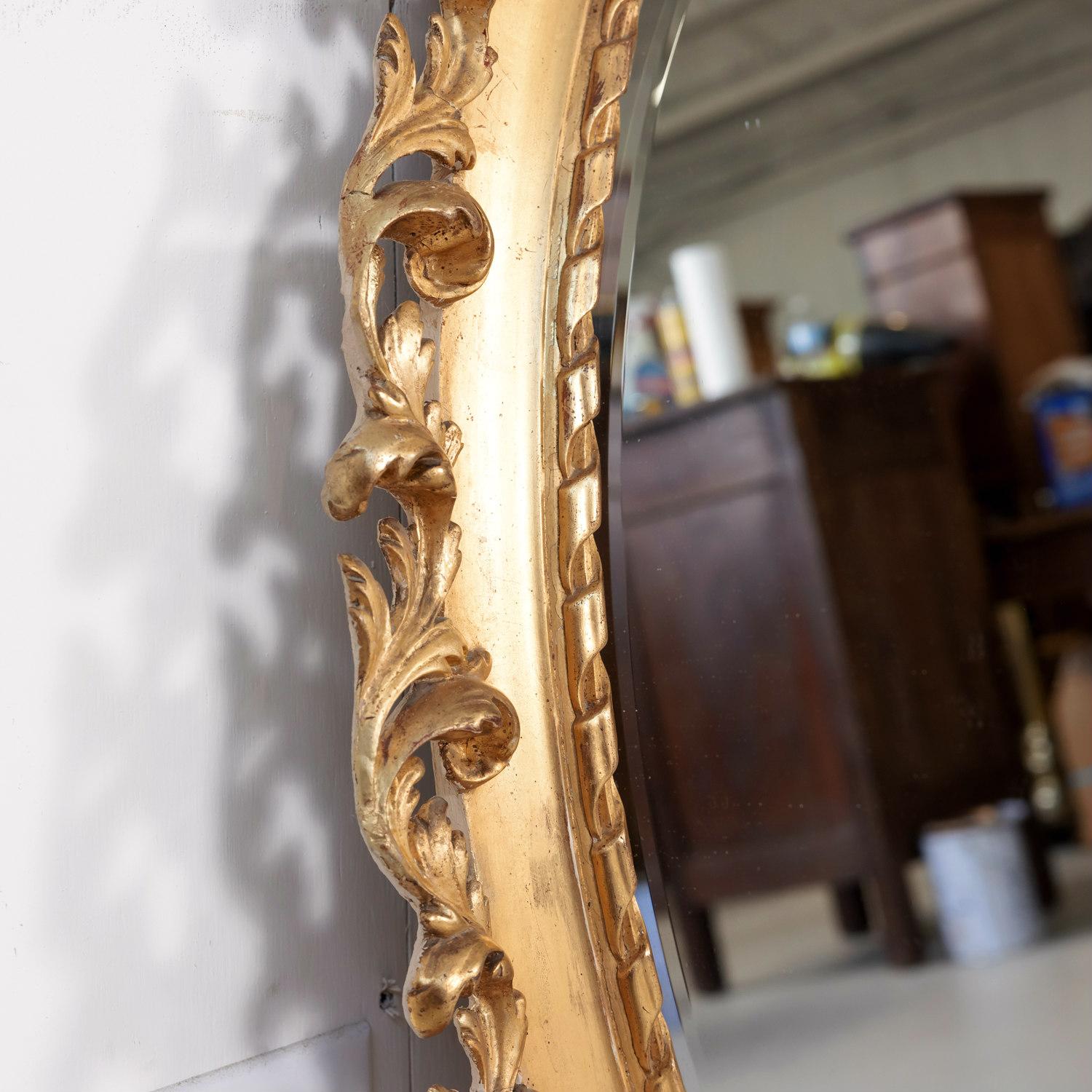 Bois doré Miroir ovale en bois doré sculpté de style Louis XVI français du 19ème siècle en vente