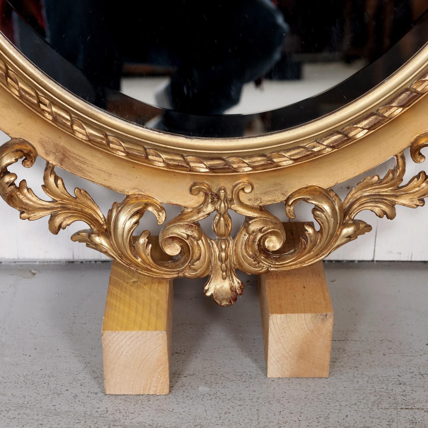 Miroir ovale en bois doré sculpté de style Louis XVI français du 19ème siècle en vente 2