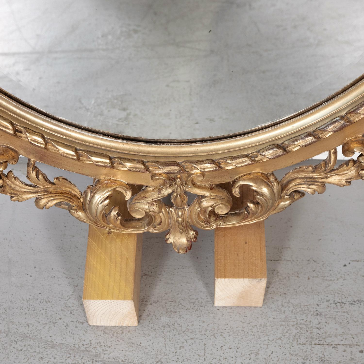 Miroir ovale en bois doré sculpté de style Louis XVI français du 19ème siècle en vente 3
