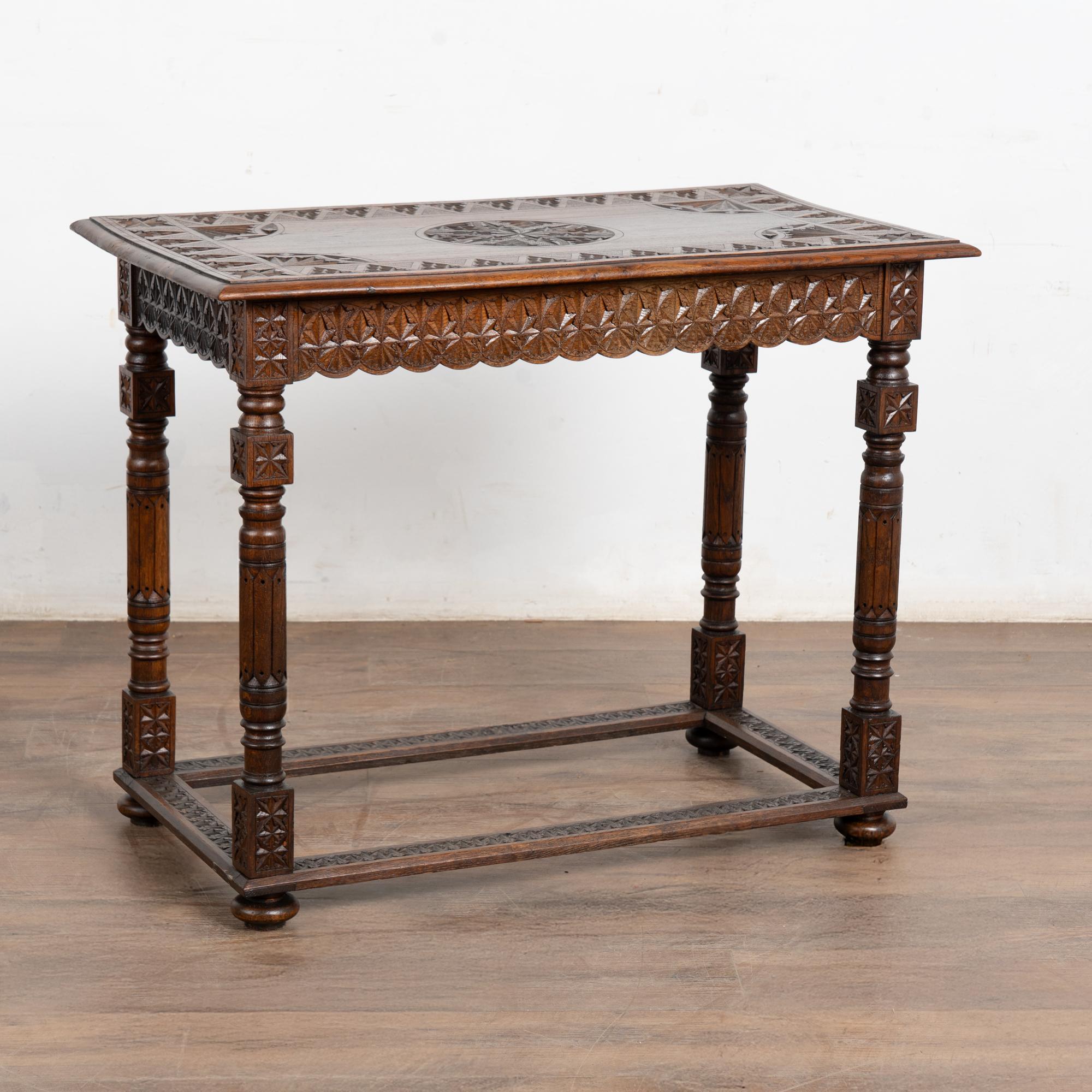 Mesa auxiliar francesa de roble tallado del siglo XIX en venta 8