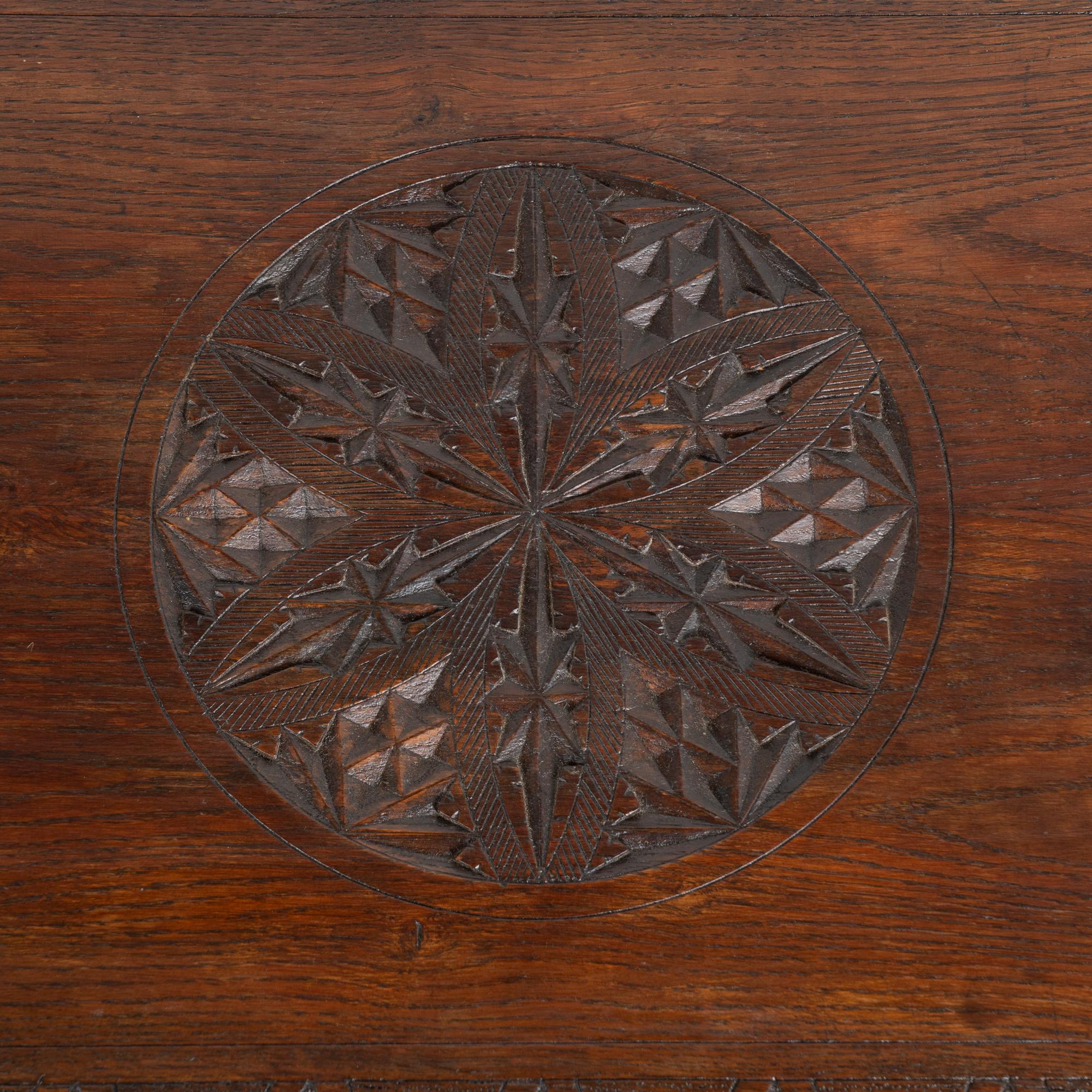 Mesa auxiliar francesa de roble tallado del siglo XIX Roble en venta