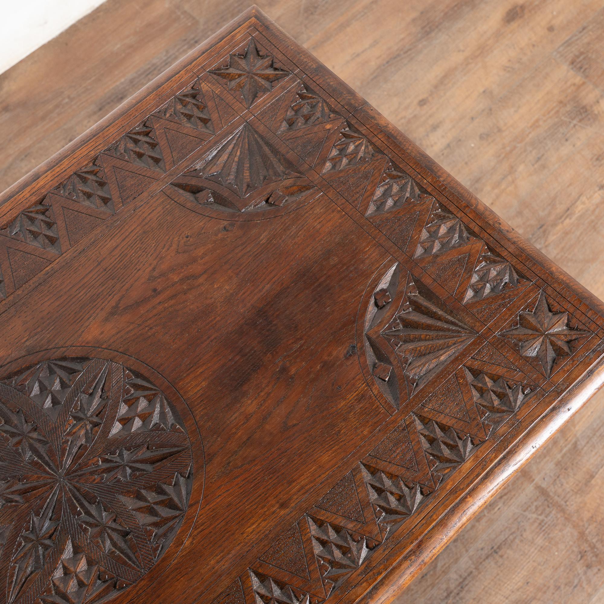 Mesa auxiliar francesa de roble tallado del siglo XIX en venta 1