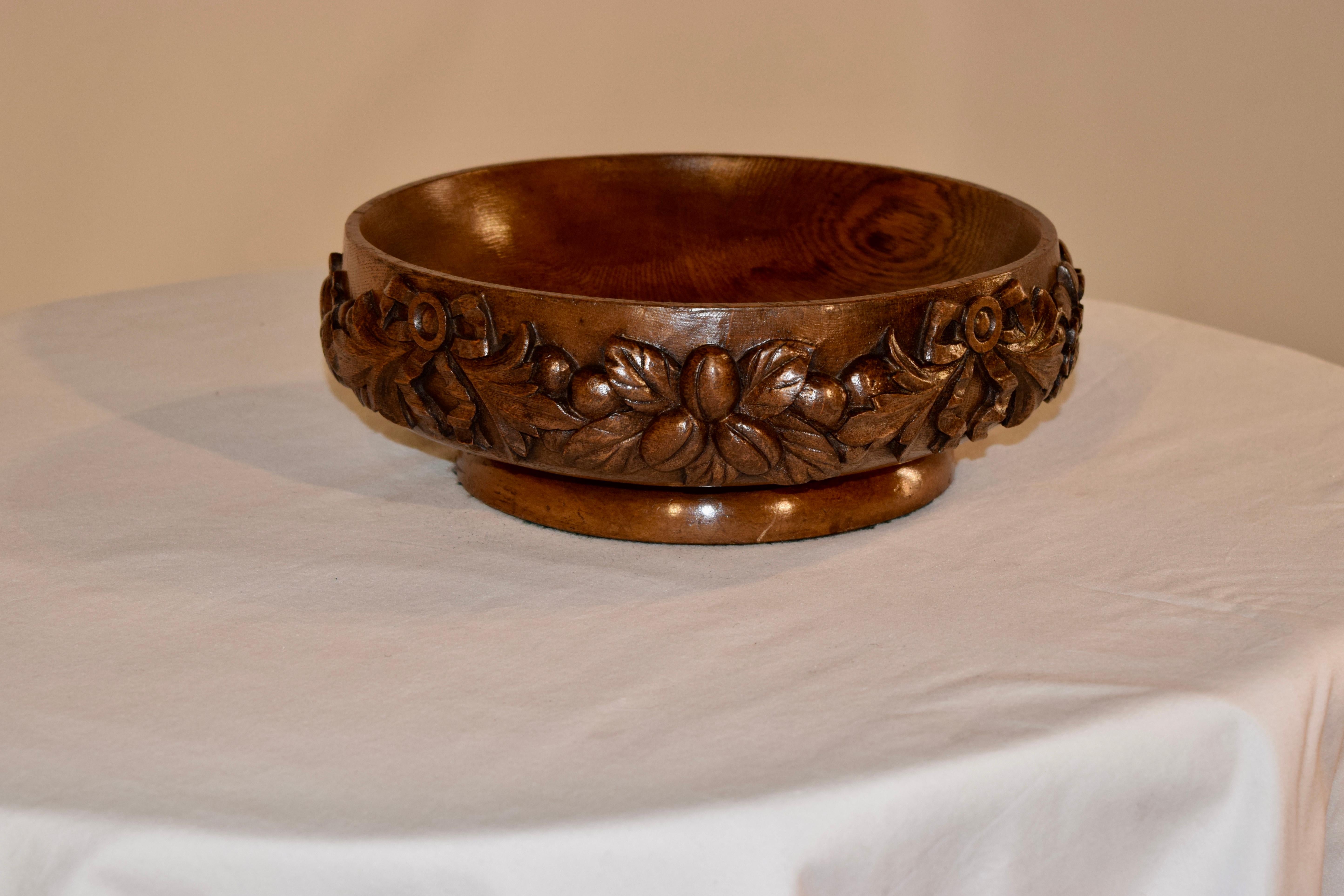 19th Century Carved Fruit Bowl (Englisch)