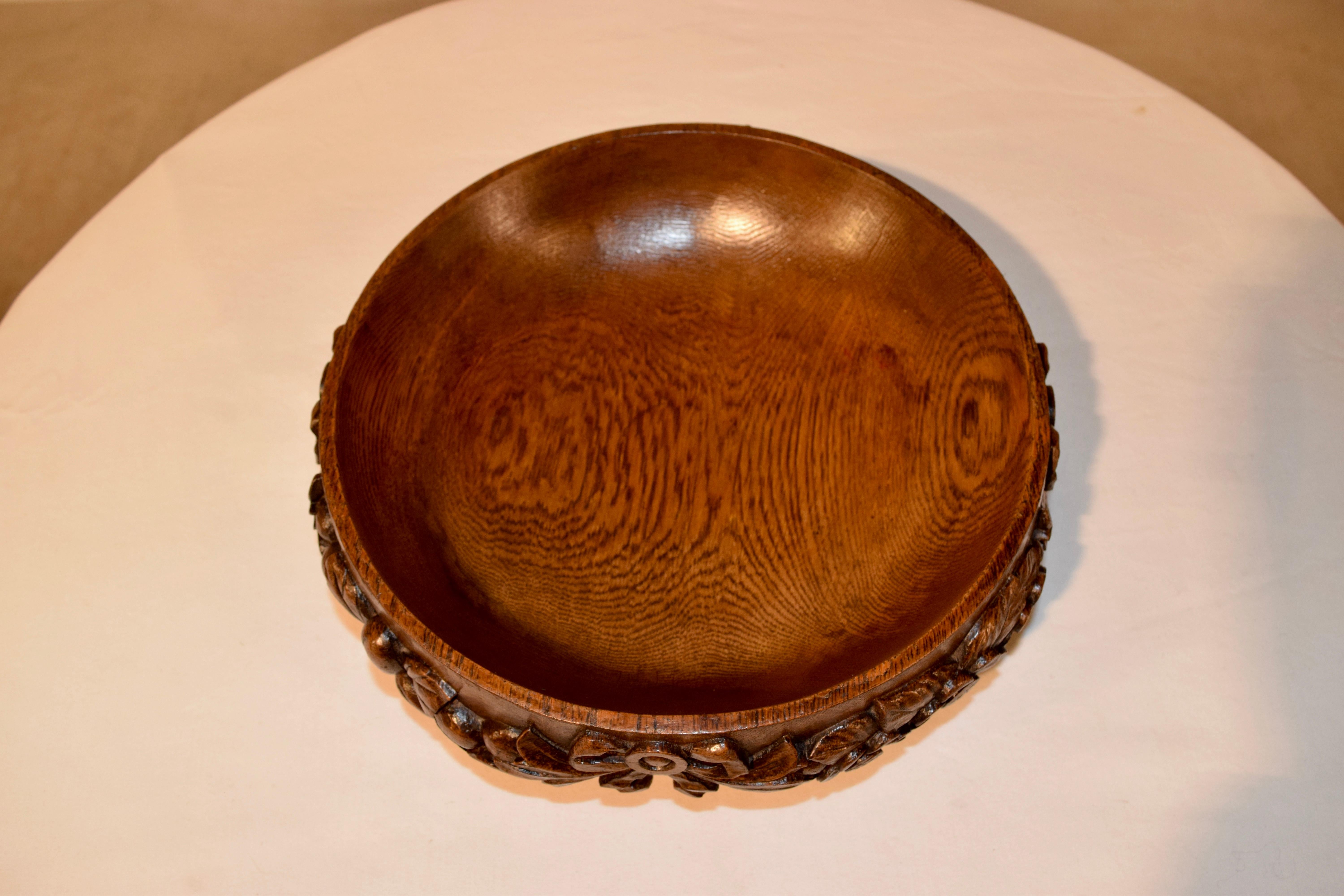 19th Century Carved Fruit Bowl im Zustand „Gut“ in High Point, NC