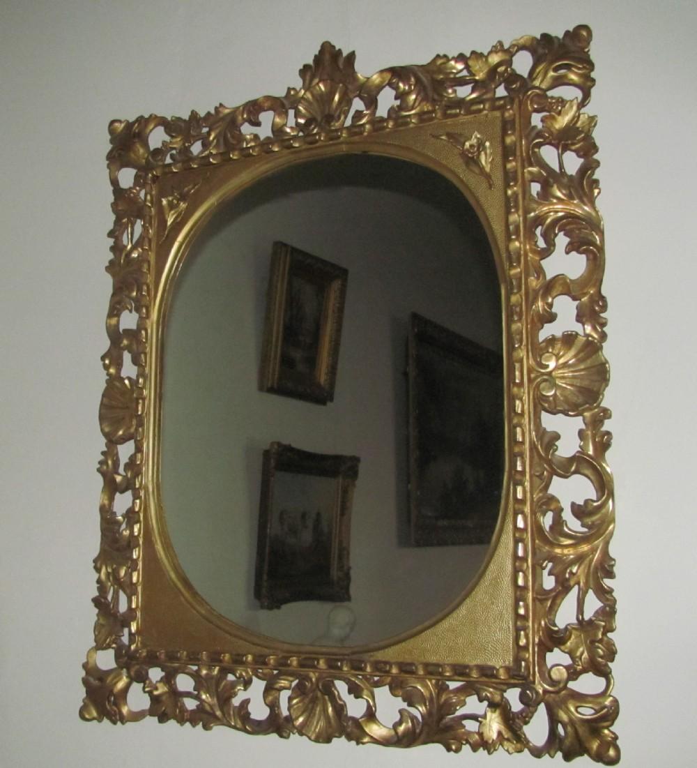 Miroir mural ovale à encadrement Florentine en bois sculpté et doré du 19ème siècle
dans un cadre en bois sculpté et doré
 Magnifique miroir mural ovale à encadrement Florentine en bois sculpté et doré de la fin du 19e siècle, en très bon état