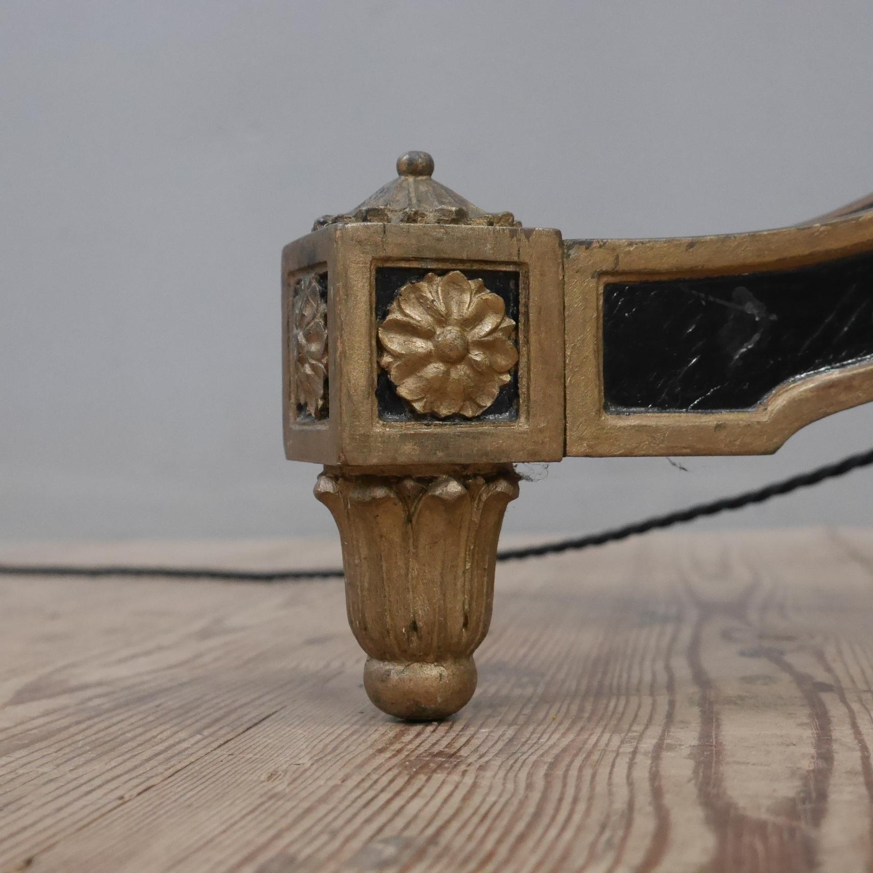 Lampadaire à tête de bélier en bois sculpté et doré du 19e siècle en vente 2