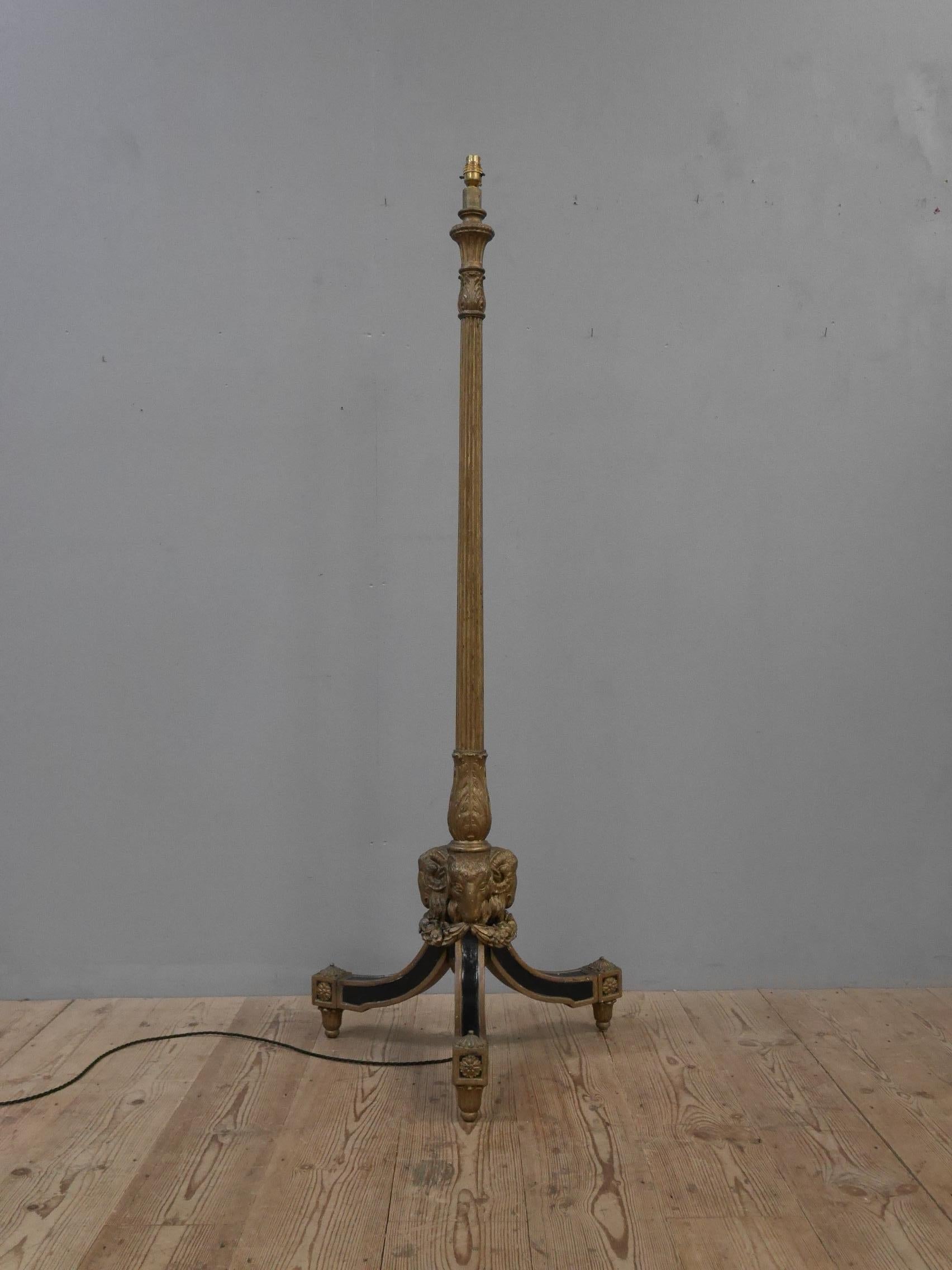 Lampadaire à tête de bélier en bois sculpté et doré du 19e siècle en vente 3