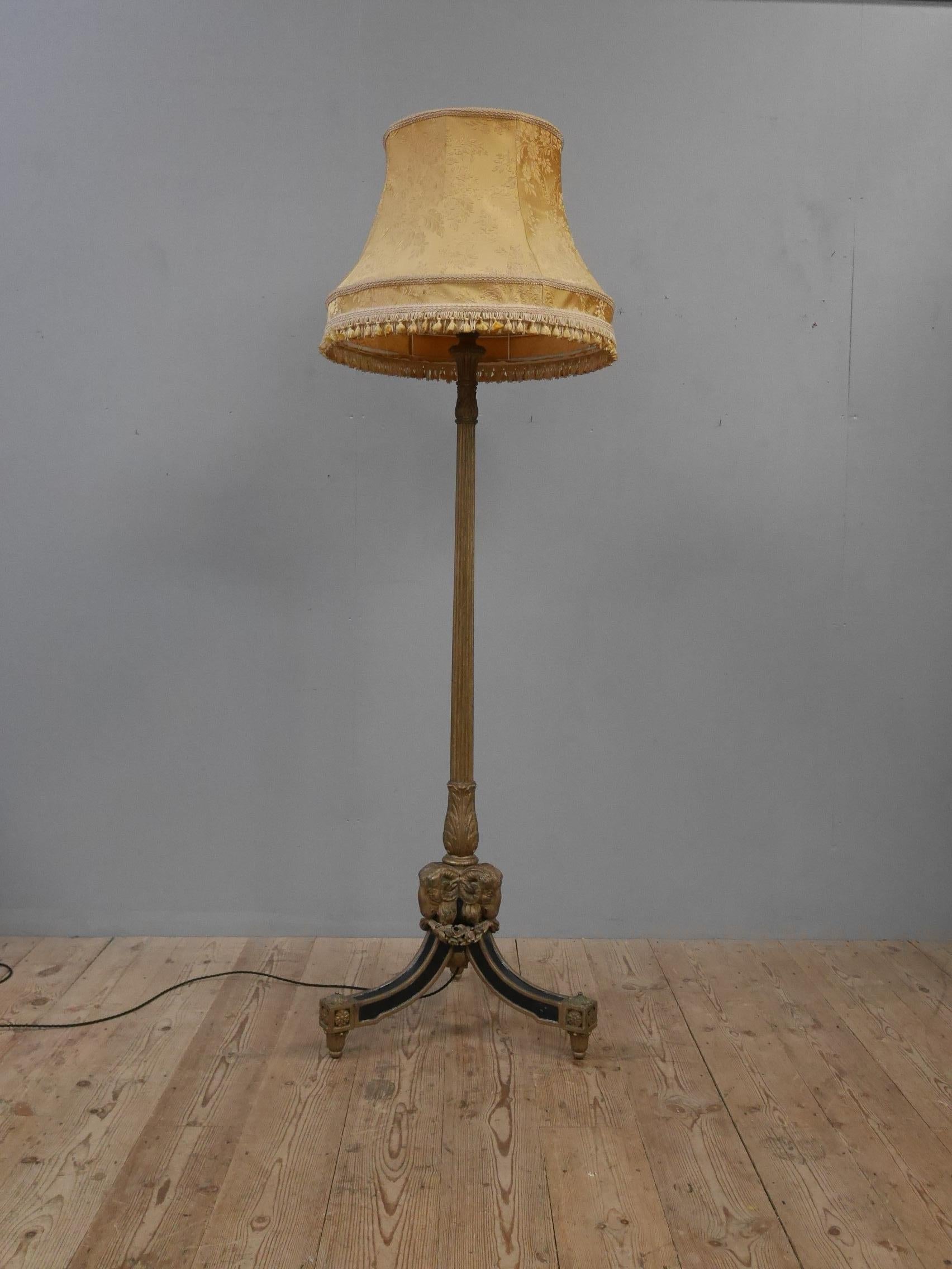 Lampadaire à tête de bélier en bois sculpté et doré du 19e siècle en vente 4