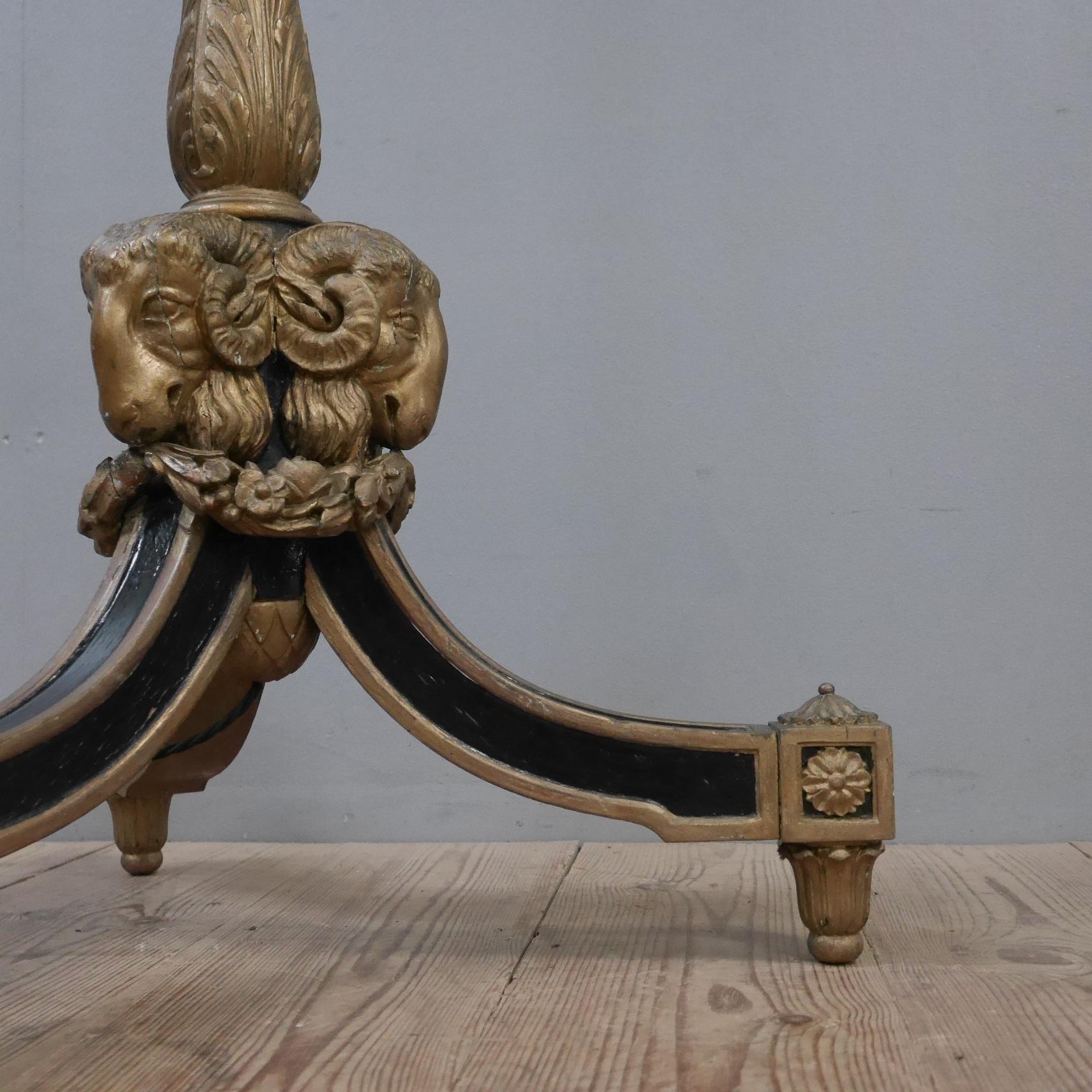 Georgien Lampadaire à tête de bélier en bois sculpté et doré du 19e siècle en vente