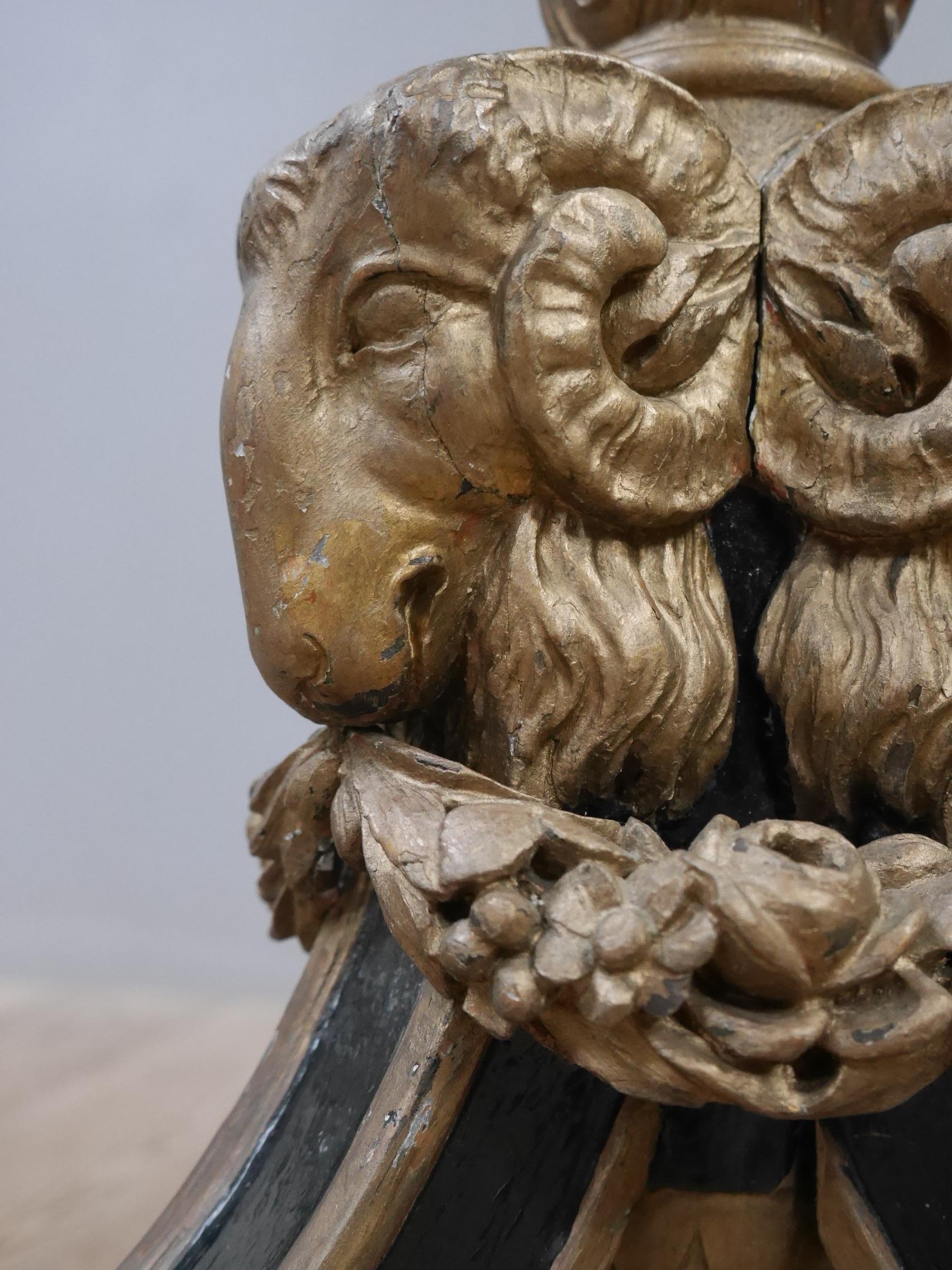 Britannique Lampadaire à tête de bélier en bois sculpté et doré du 19e siècle en vente