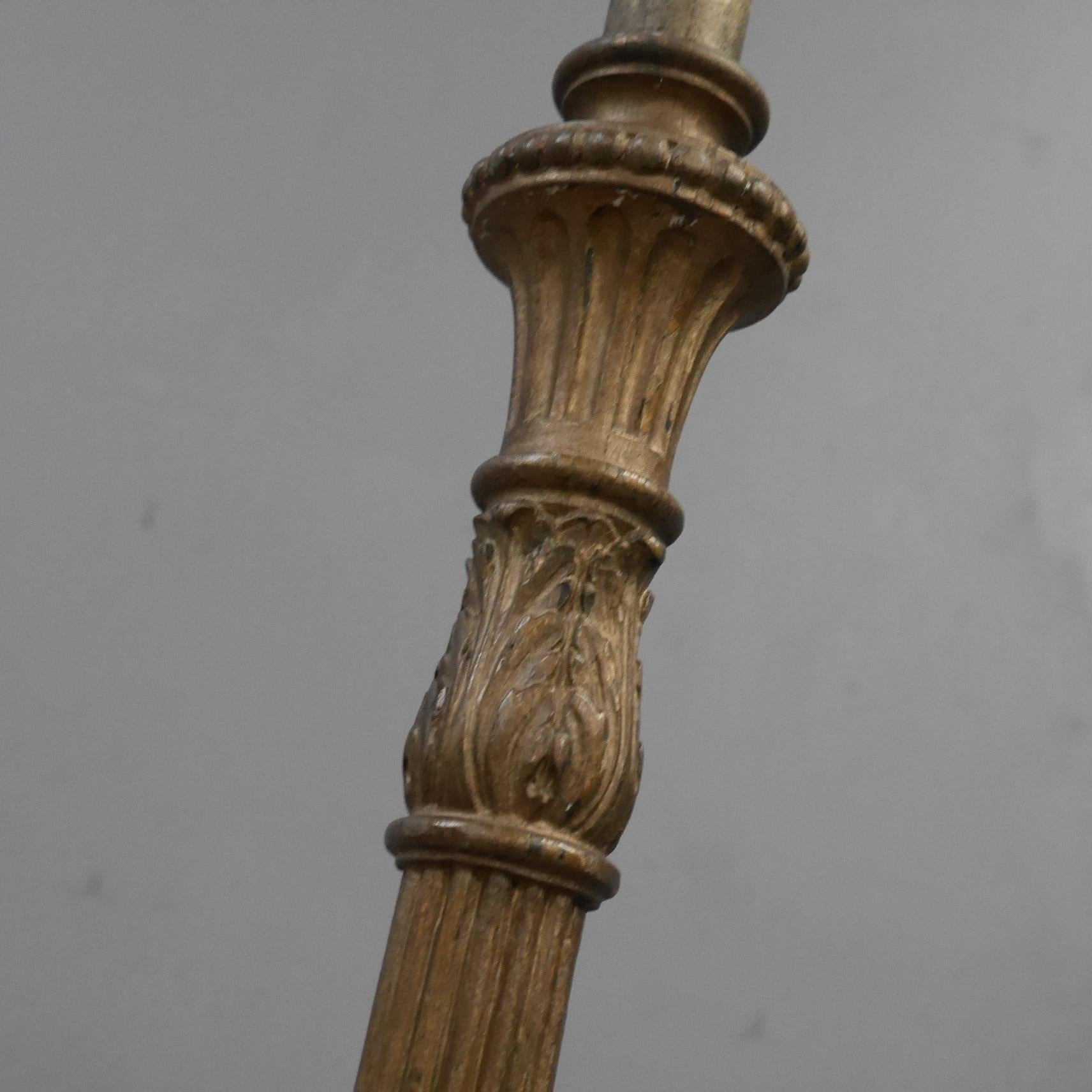 Doré Lampadaire à tête de bélier en bois sculpté et doré du 19e siècle en vente