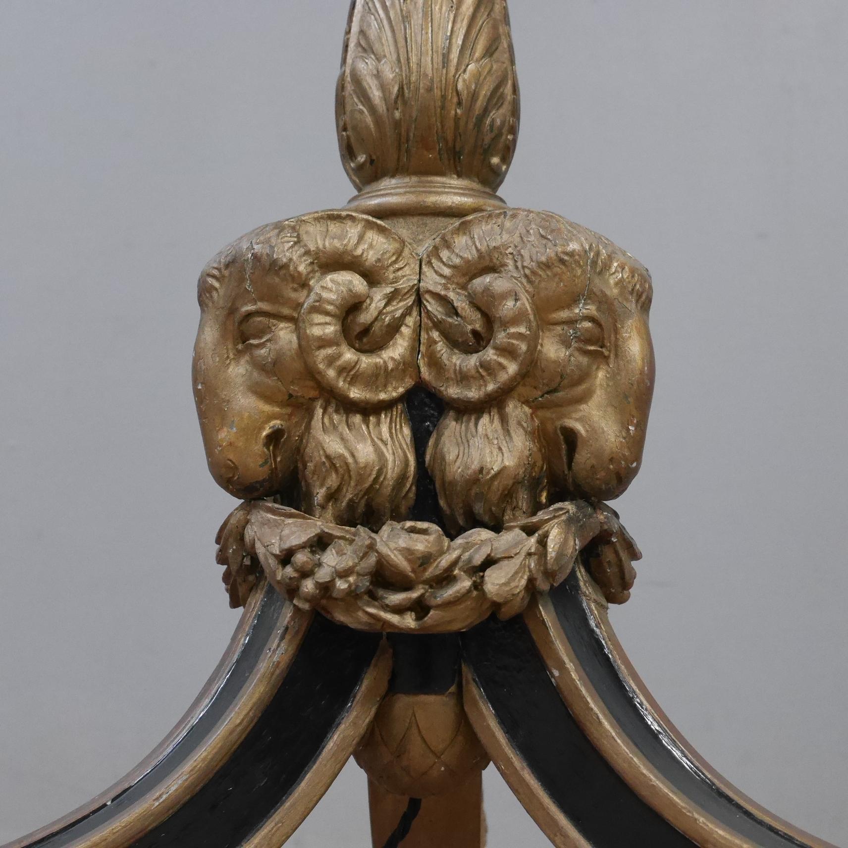 XIXe siècle Lampadaire à tête de bélier en bois sculpté et doré du 19e siècle en vente