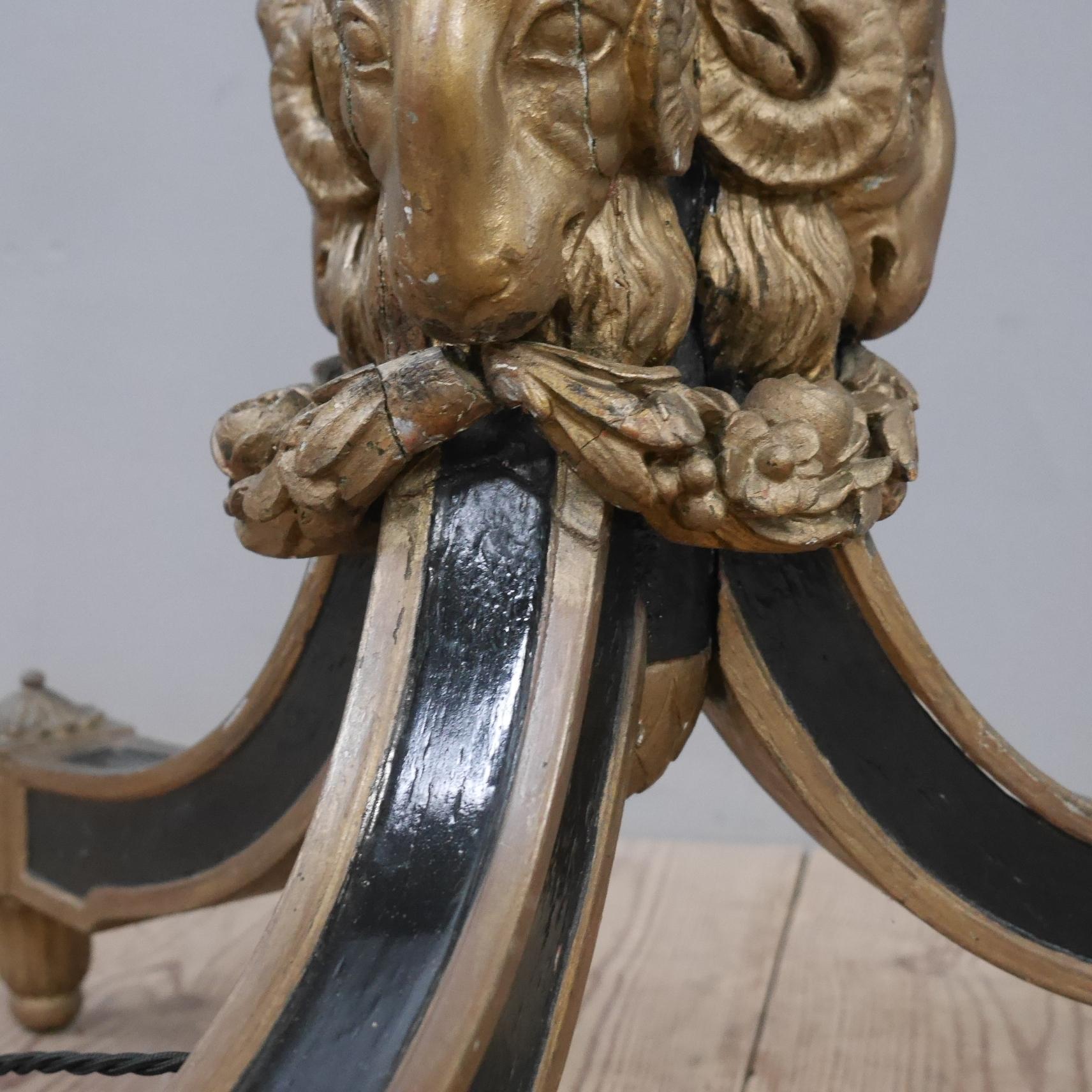 Bois Lampadaire à tête de bélier en bois sculpté et doré du 19e siècle en vente