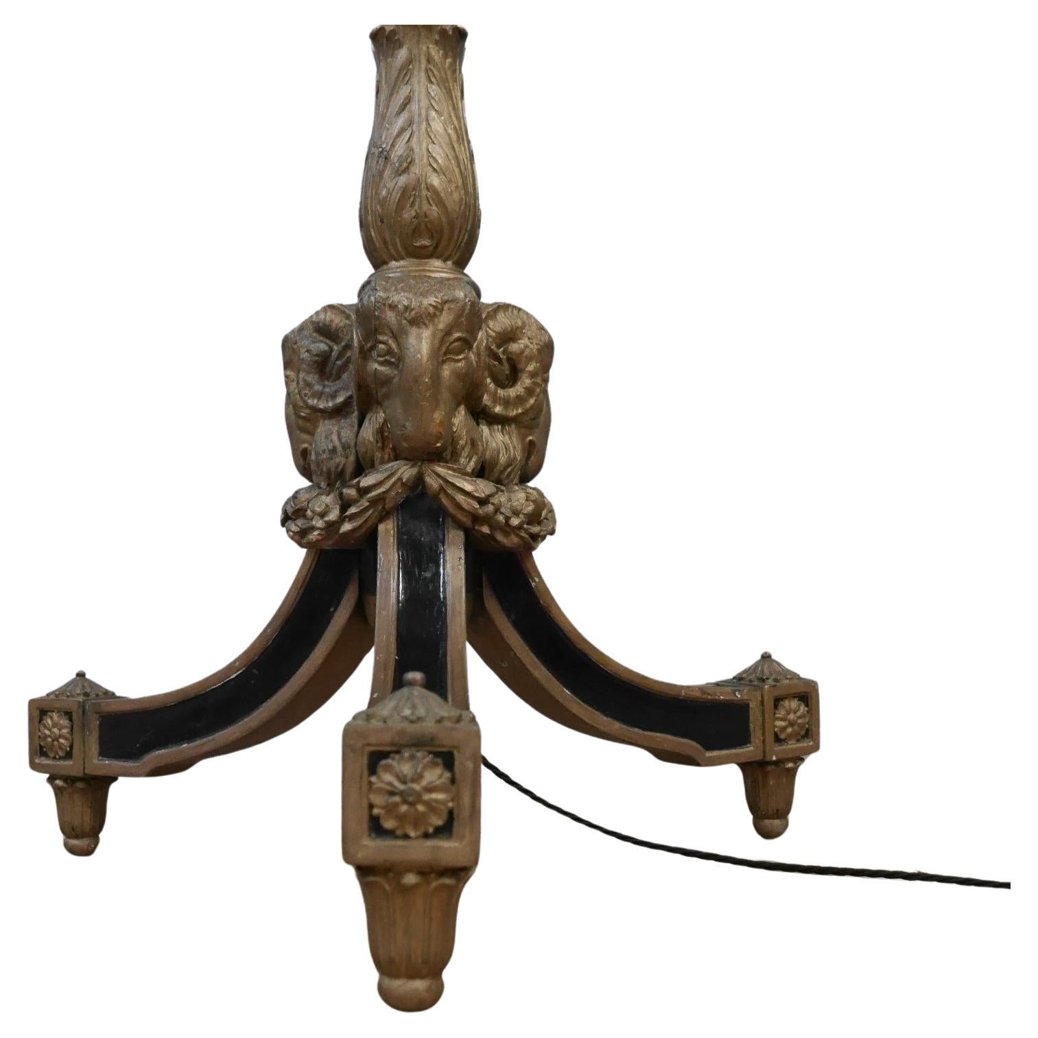 Lampadaire à tête de bélier en bois sculpté et doré du 19e siècle en vente