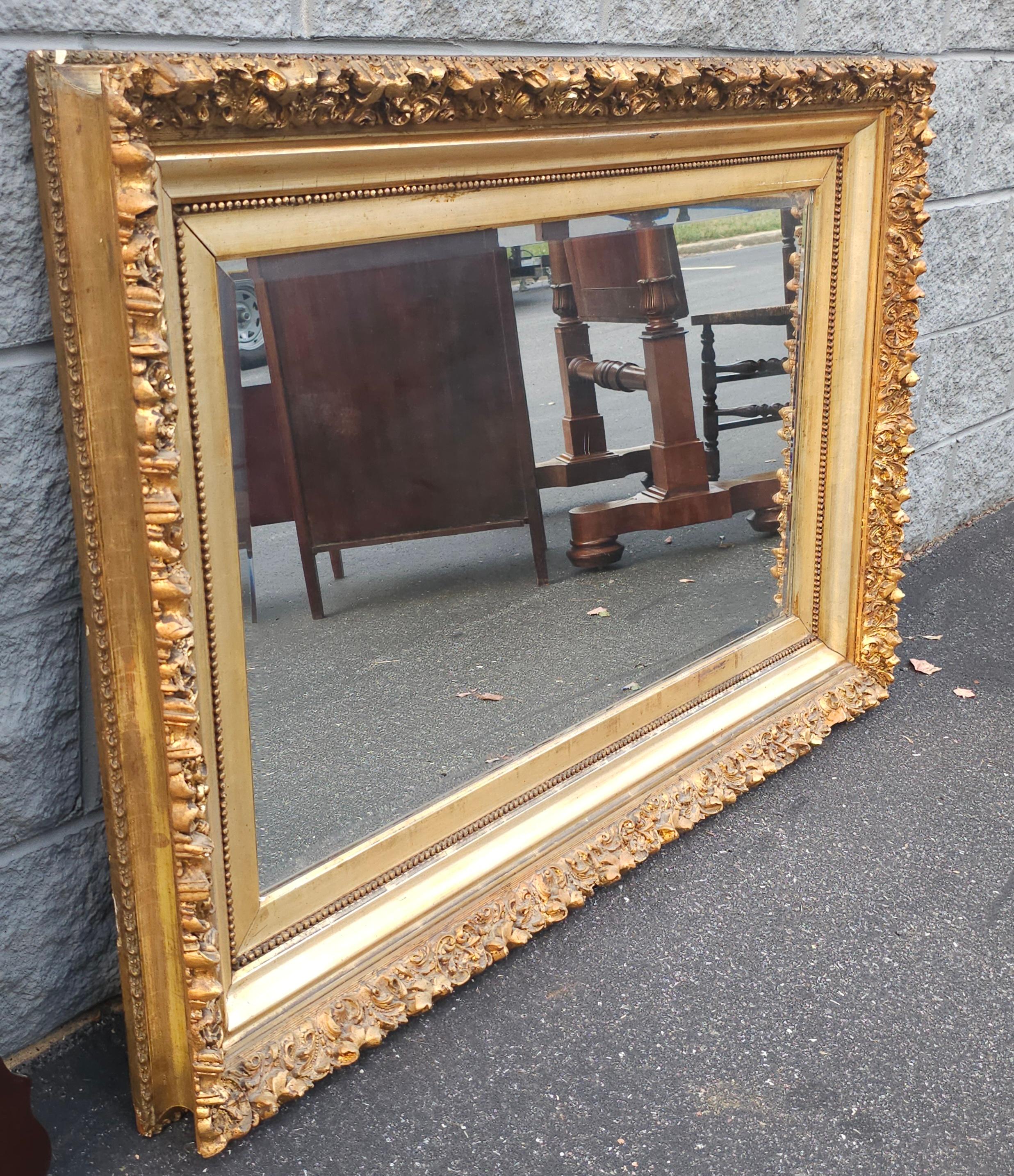 Empire Miroir mural du 19ème siècle en bois sculpté et doré en vente