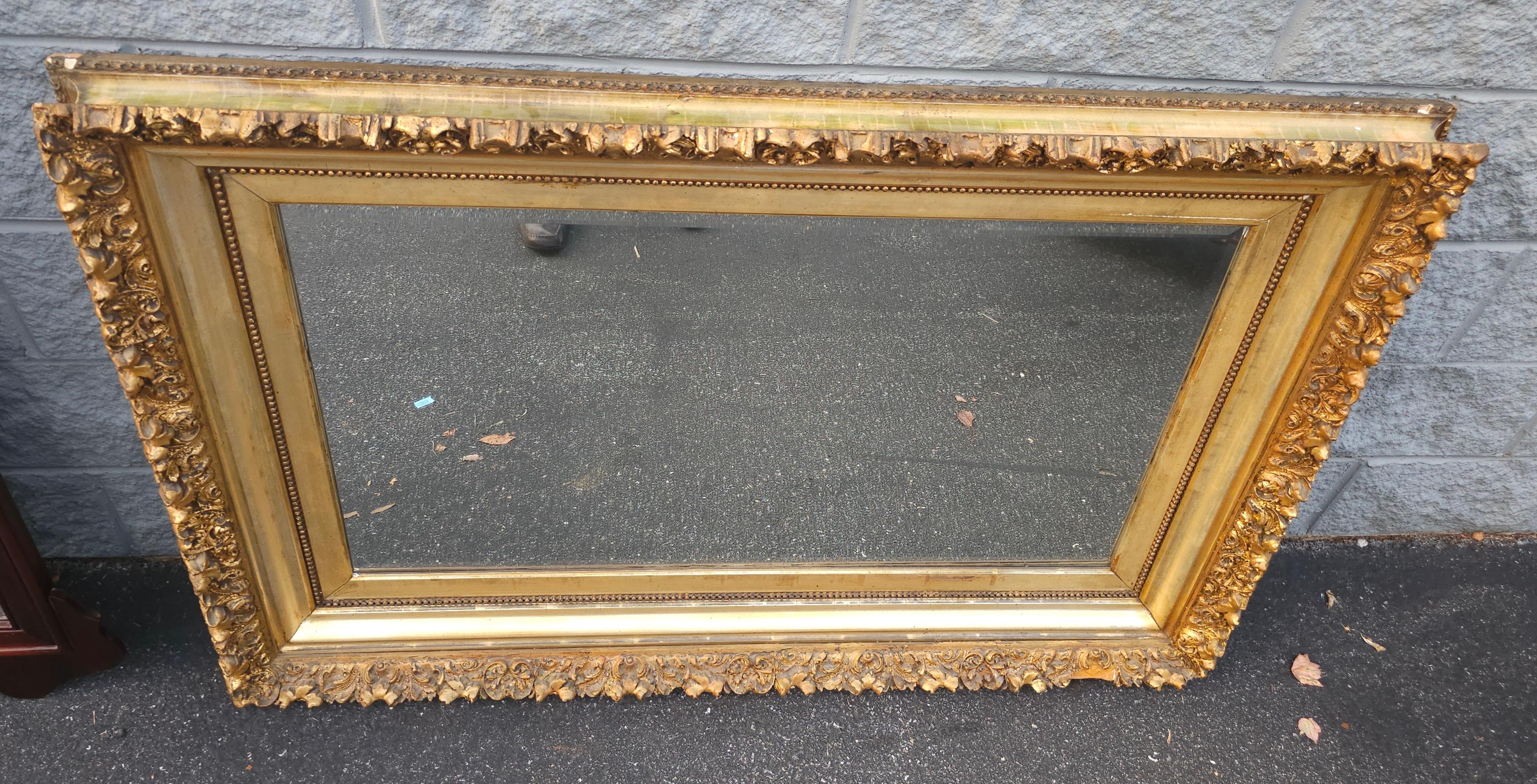 Américain Miroir mural du 19ème siècle en bois sculpté et doré en vente