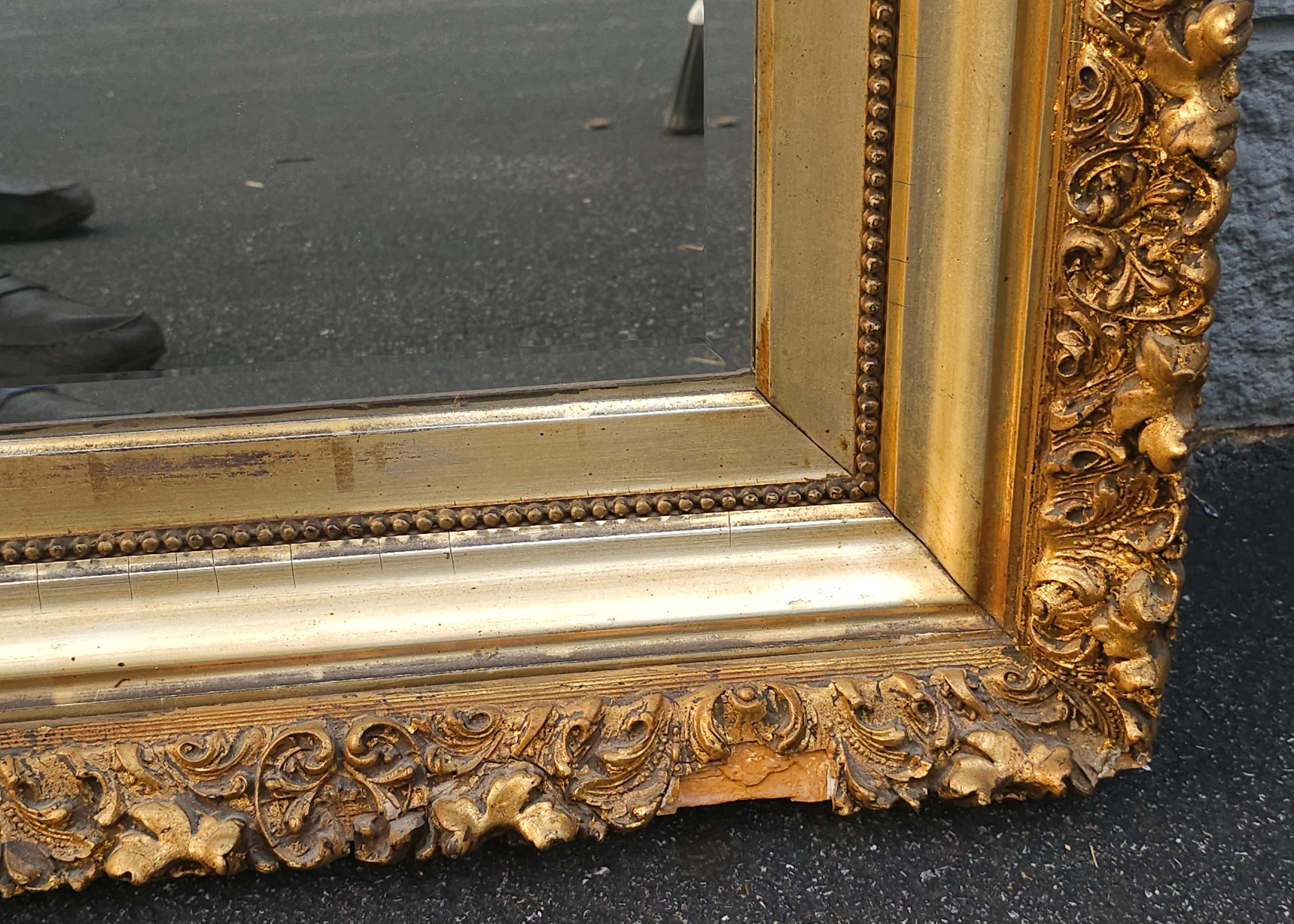 Sculpté Miroir mural du 19ème siècle en bois sculpté et doré en vente