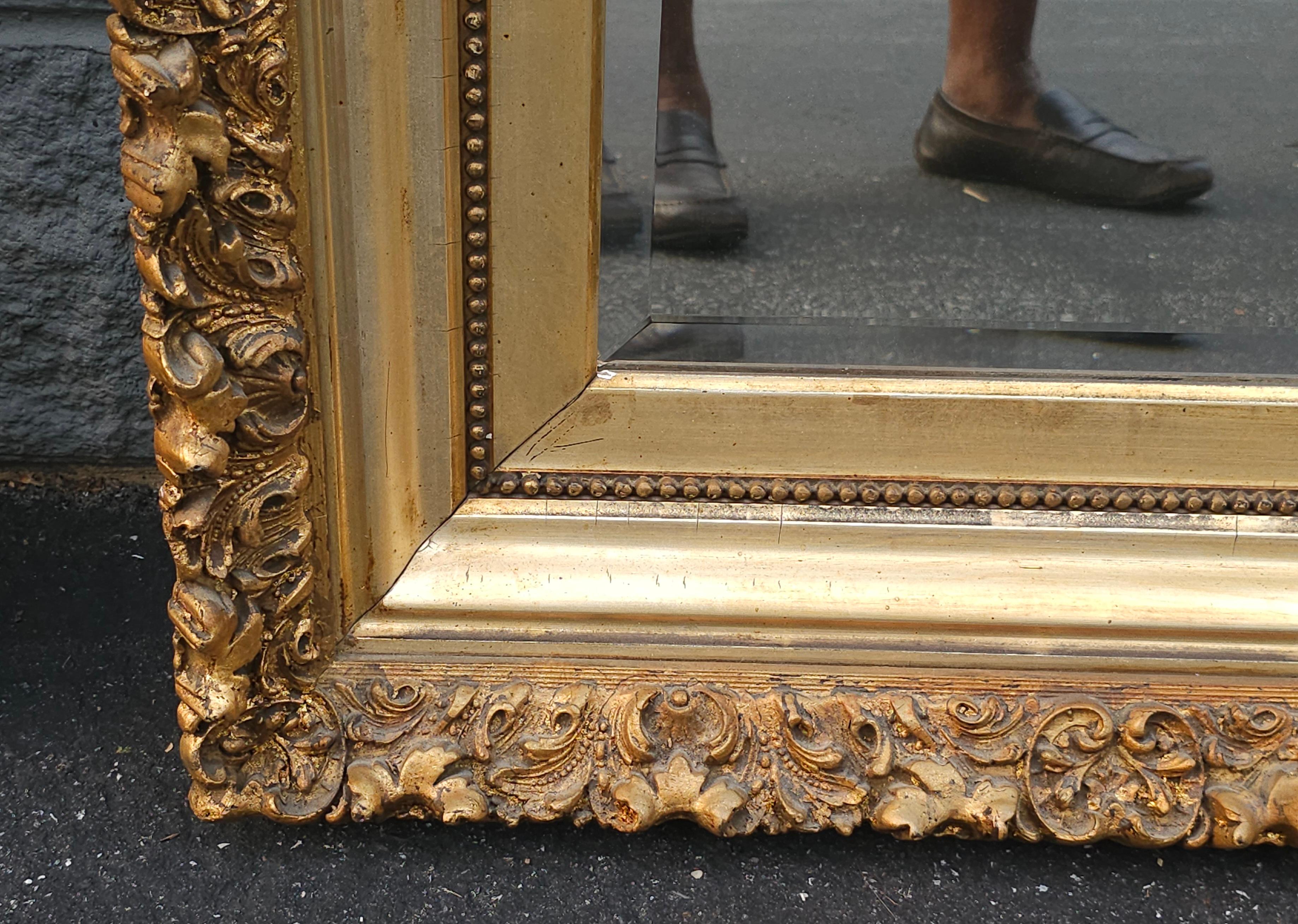 Miroir mural du 19ème siècle en bois sculpté et doré Bon état - En vente à Germantown, MD