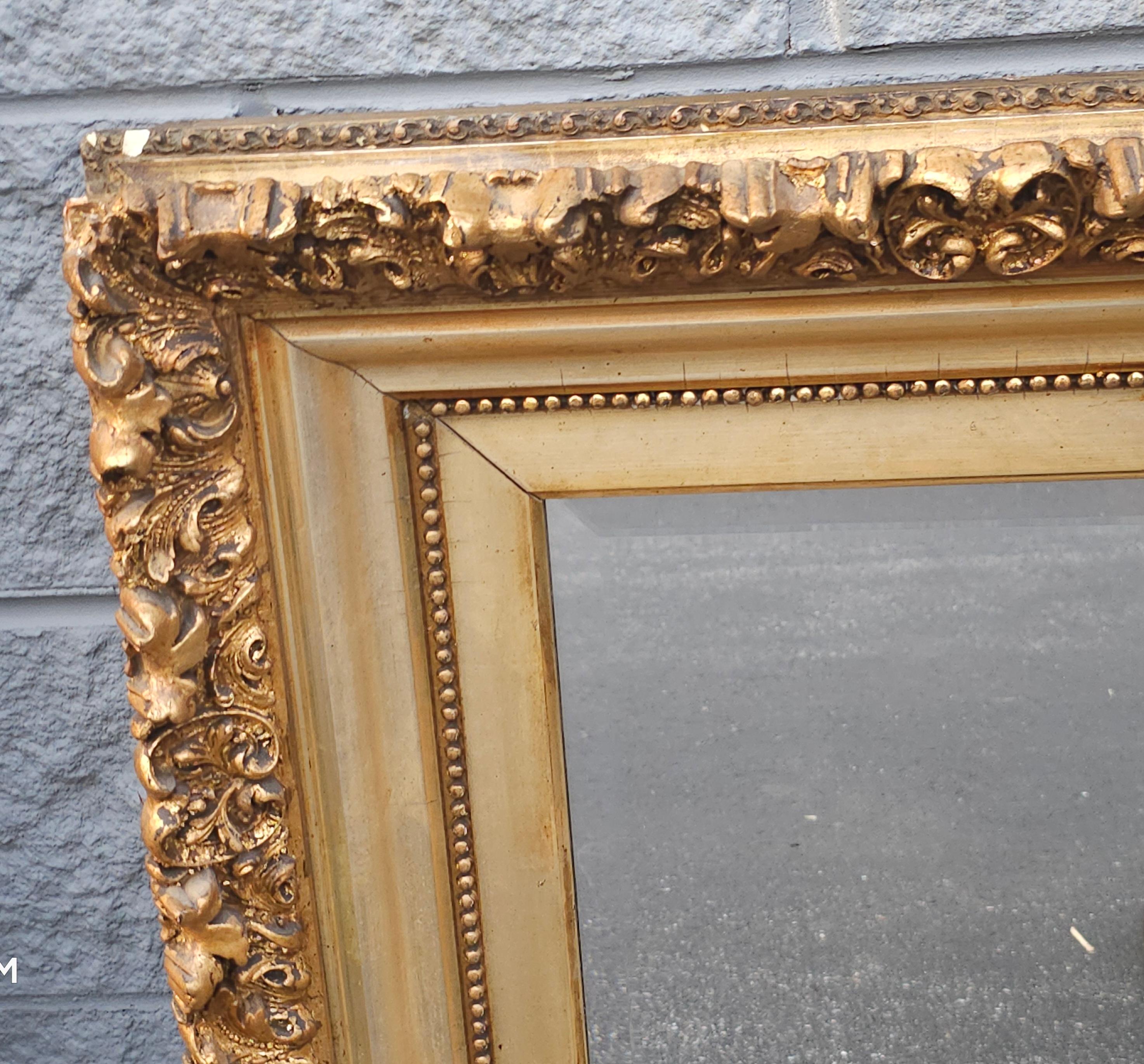XIXe siècle Miroir mural du 19ème siècle en bois sculpté et doré en vente