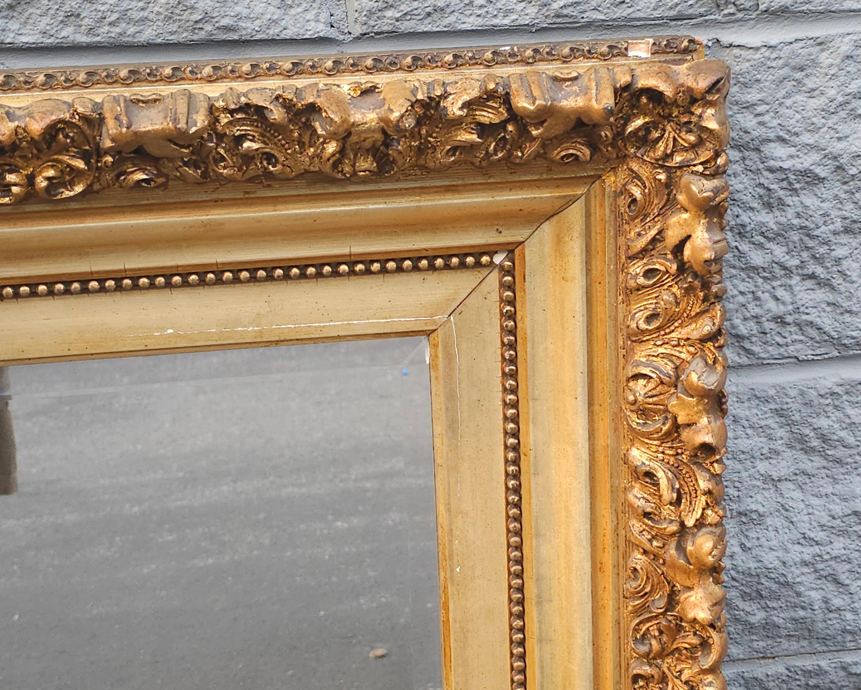 Acajou Miroir mural du 19ème siècle en bois sculpté et doré en vente