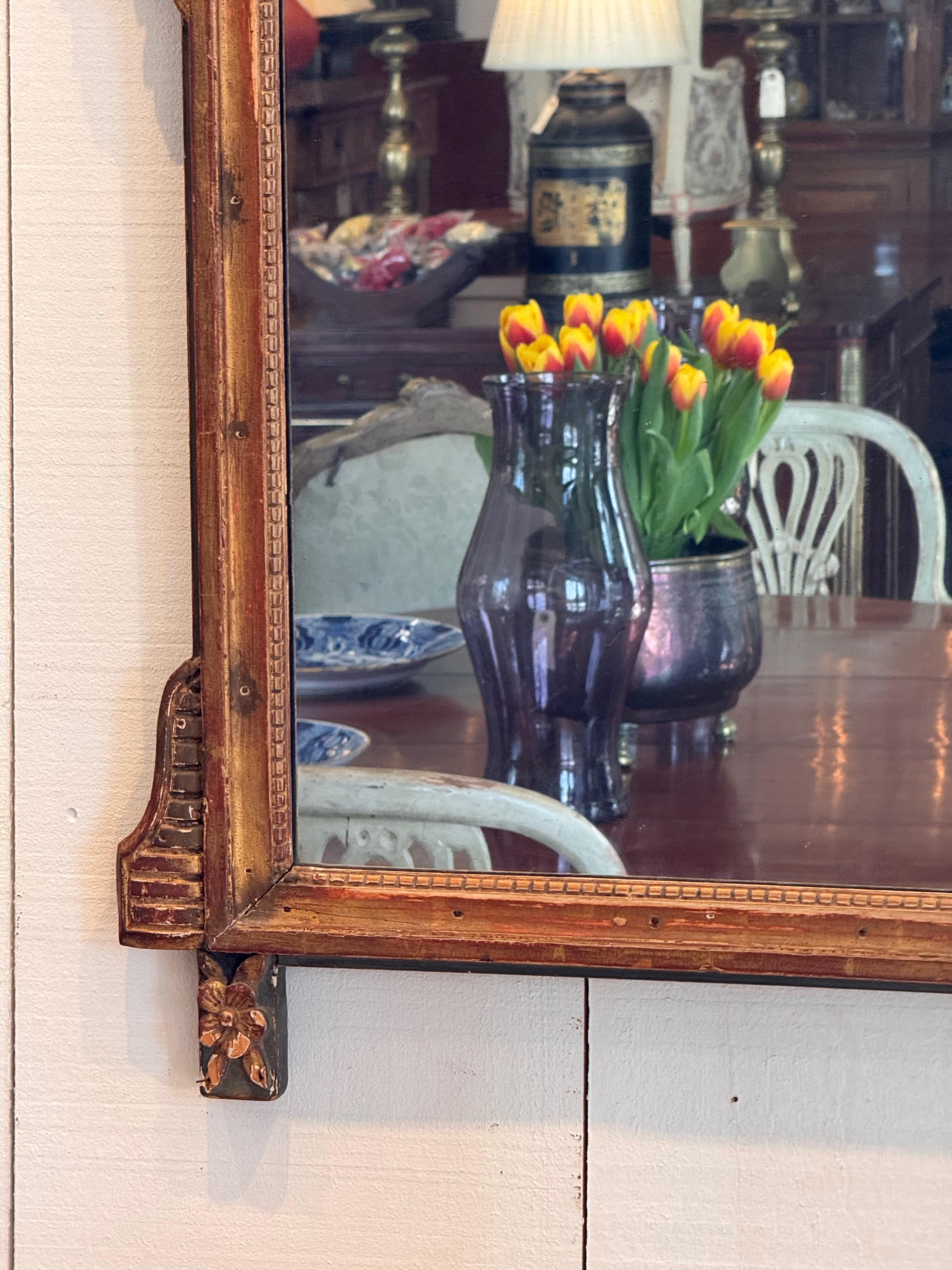 Miroir en bois doré sculpté du XIXe siècle Bon état - En vente à Charlottesville, VA