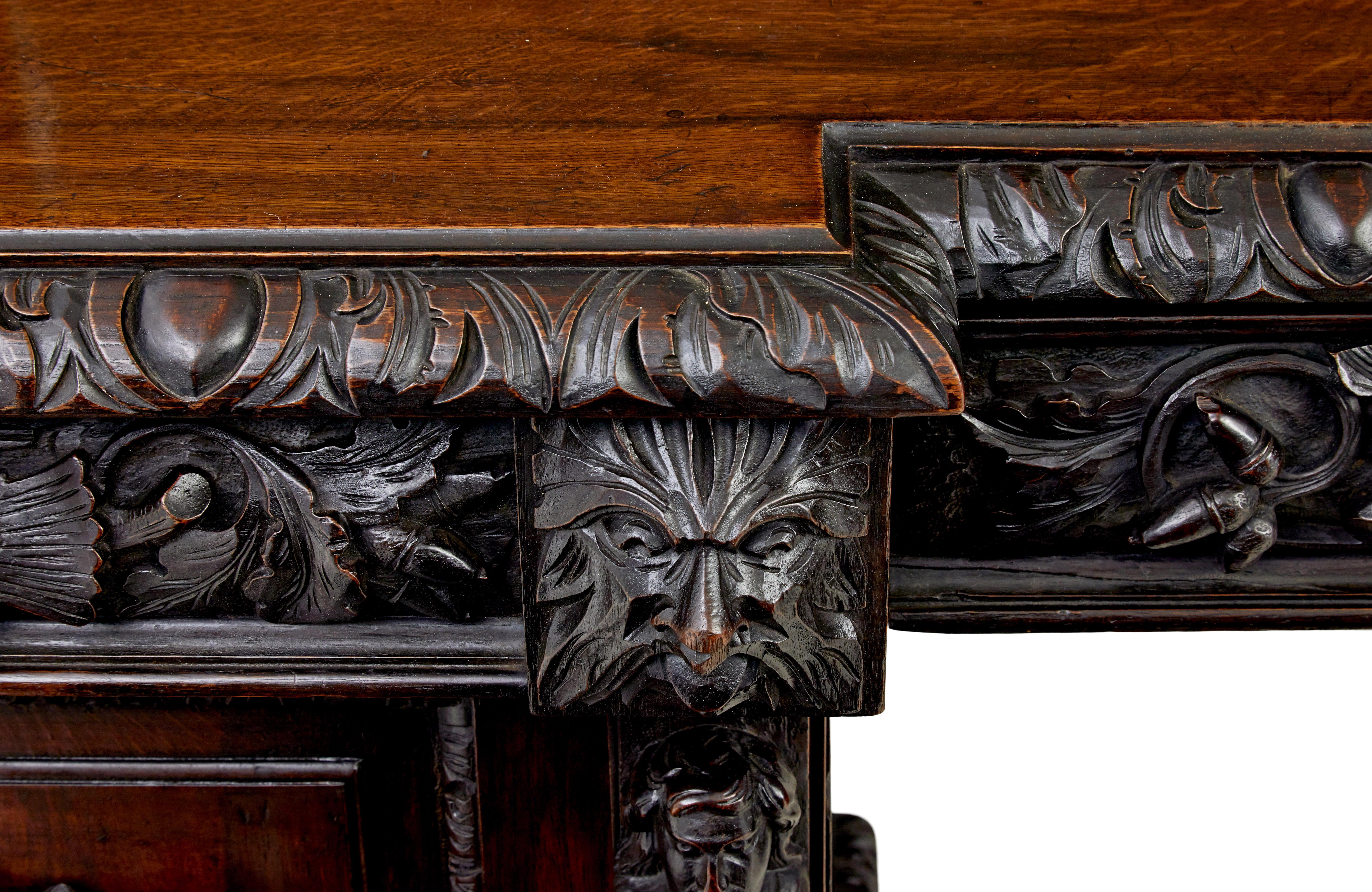 Credenza buffet a specchio in quercia intagliata del XIX secolo in stile revival gotico in vendita 4