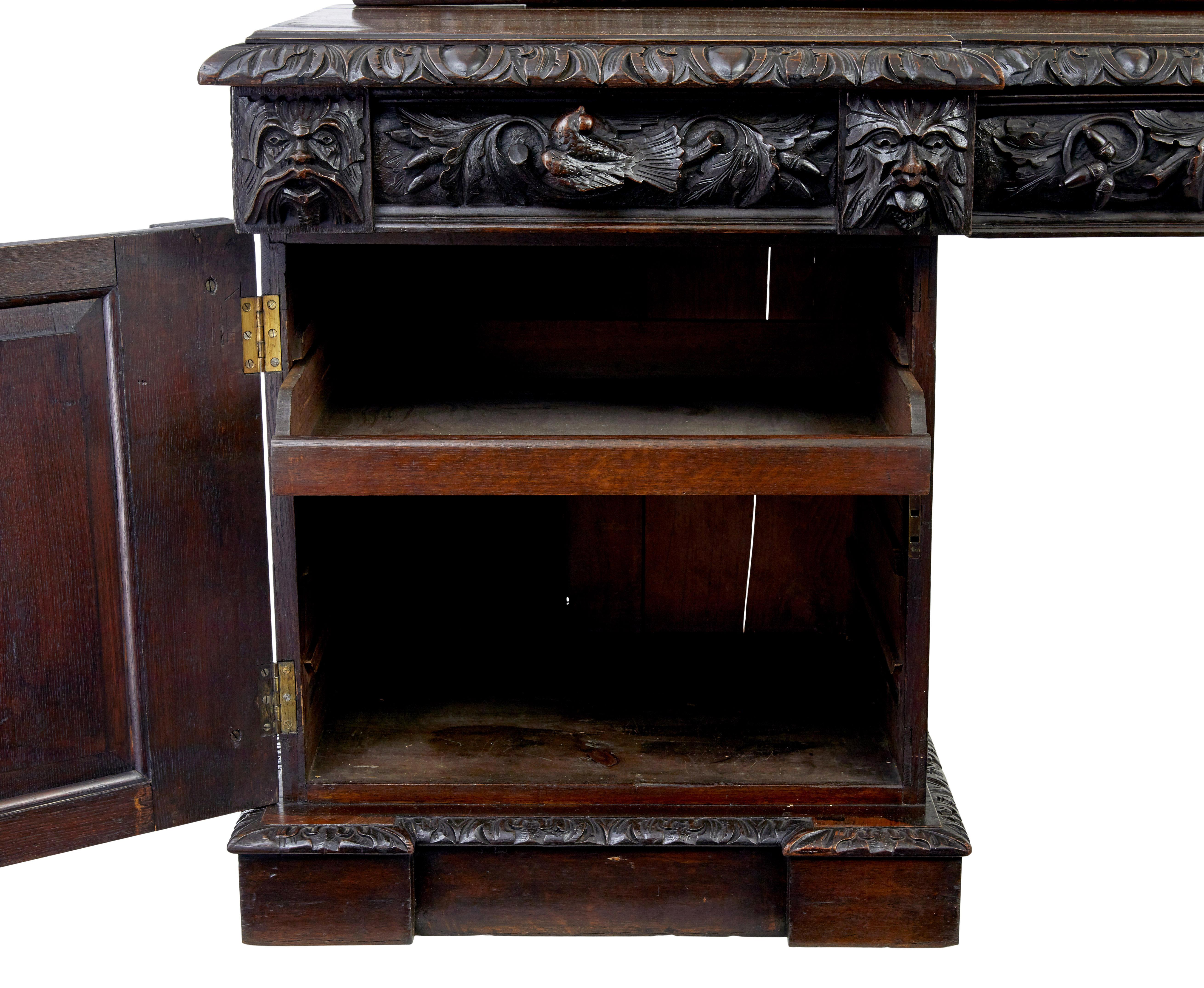 Credenza a specchio in rovere intagliato del XIX secolo di grandi proporzioni, circa 1860.

Ti presentiamo un buffet riccamente intagliato composto da 4 sezioni. 2 piedistalli, piano superiore e specchio.

Specchio con cornice sagomata, figure e