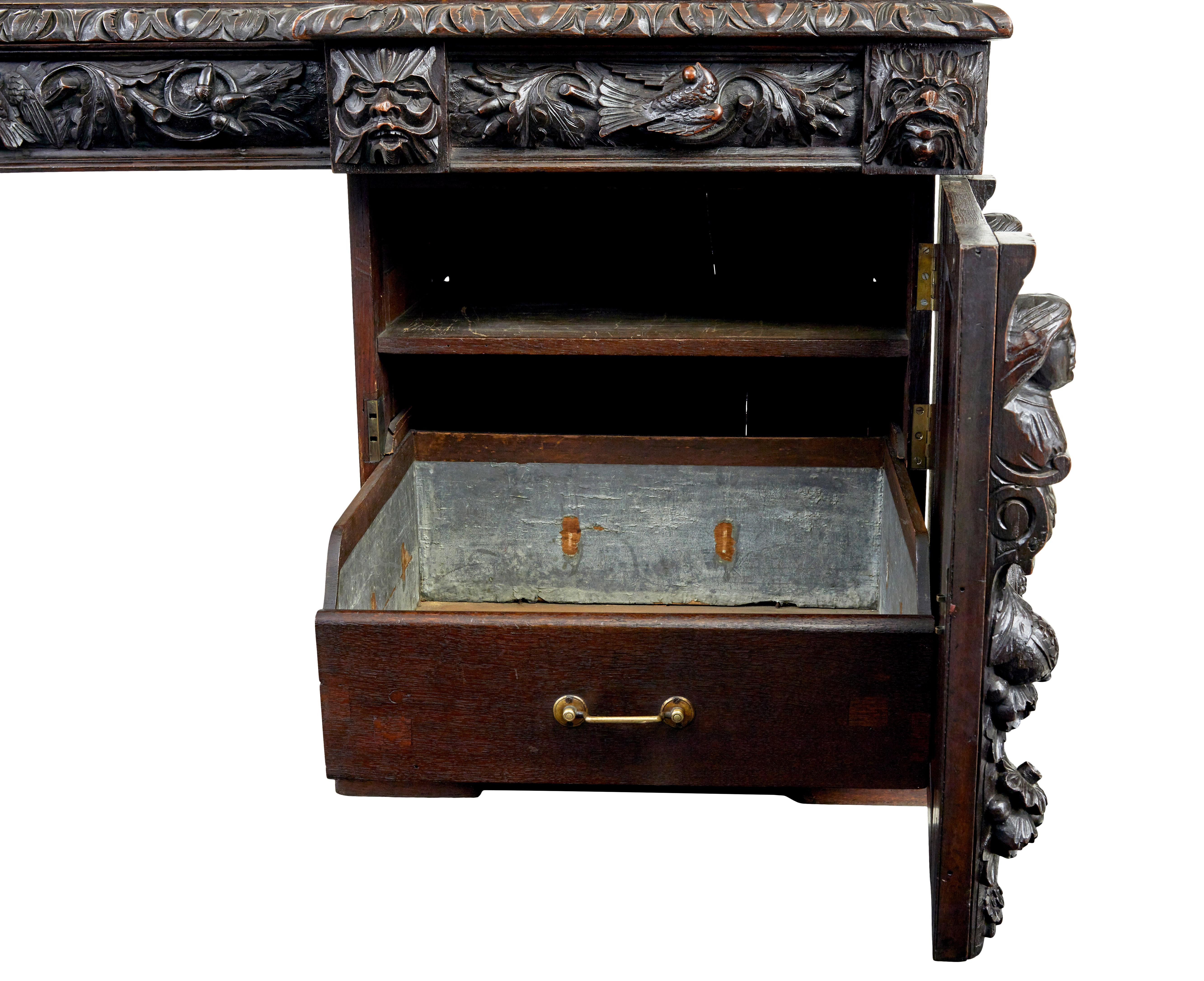 Inglese Credenza buffet a specchio in quercia intagliata del XIX secolo in stile revival gotico in vendita