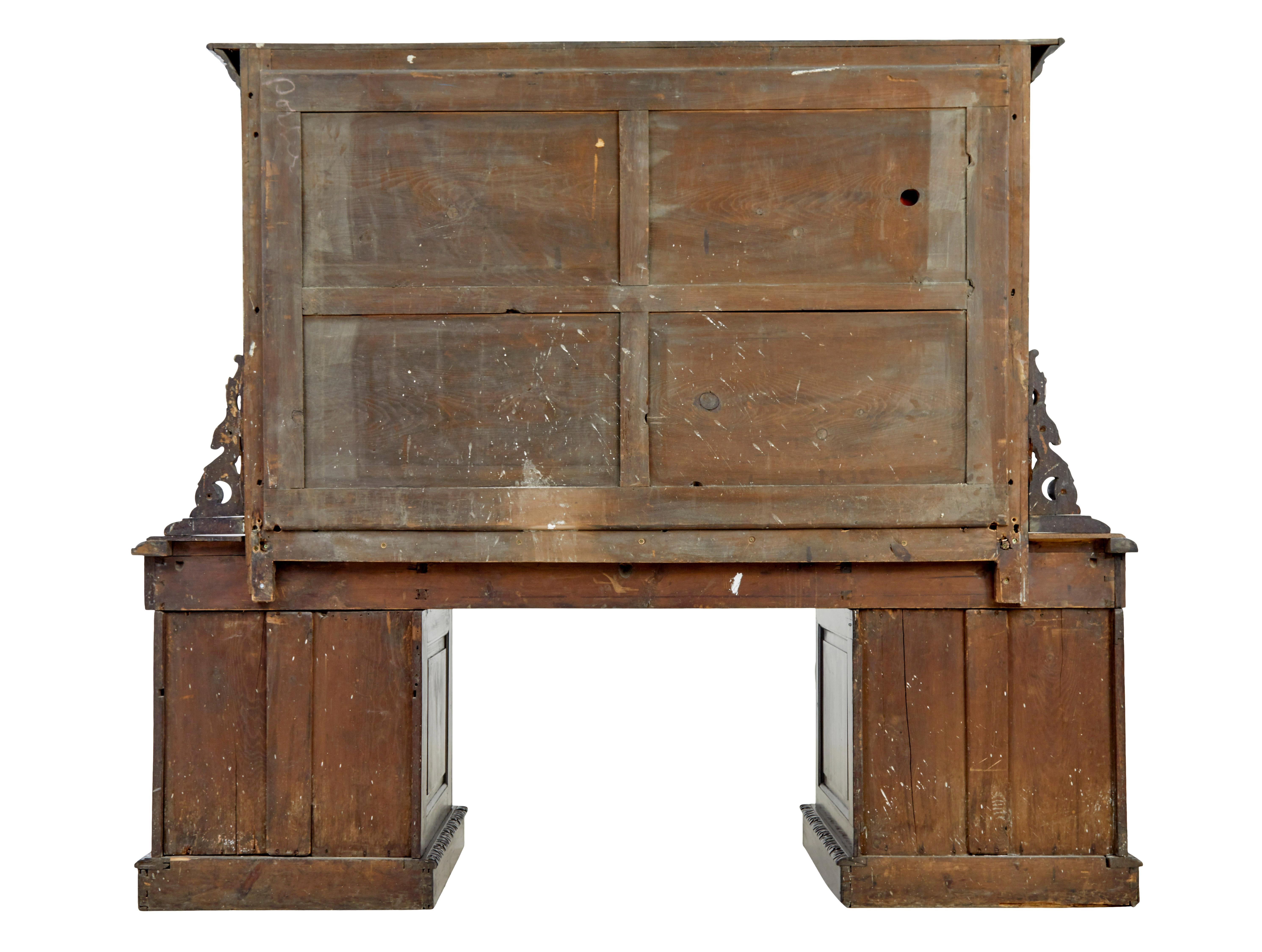 Credenza buffet a specchio in quercia intagliata del XIX secolo in stile revival gotico in vendita 1