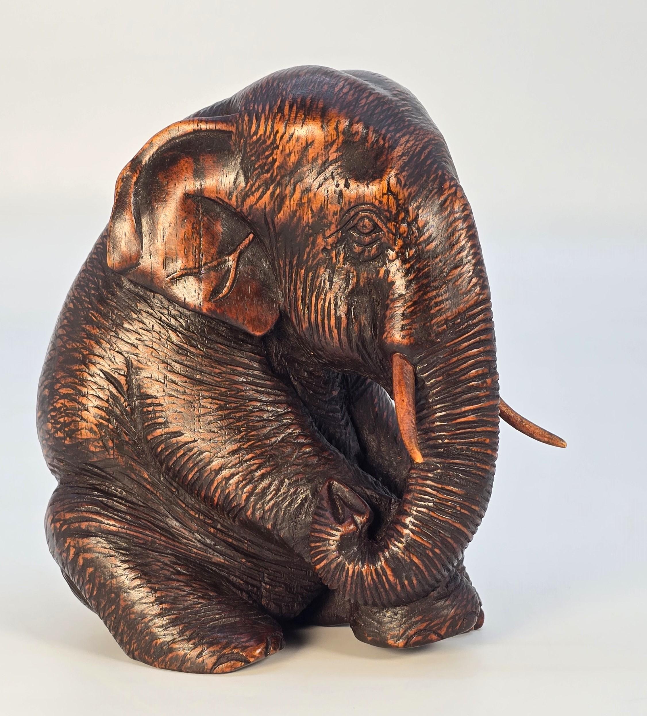 Étude en bois dur sculpté du XIXe siècle représentant un éléphant assis, période Raj vers 1890 en vente 3